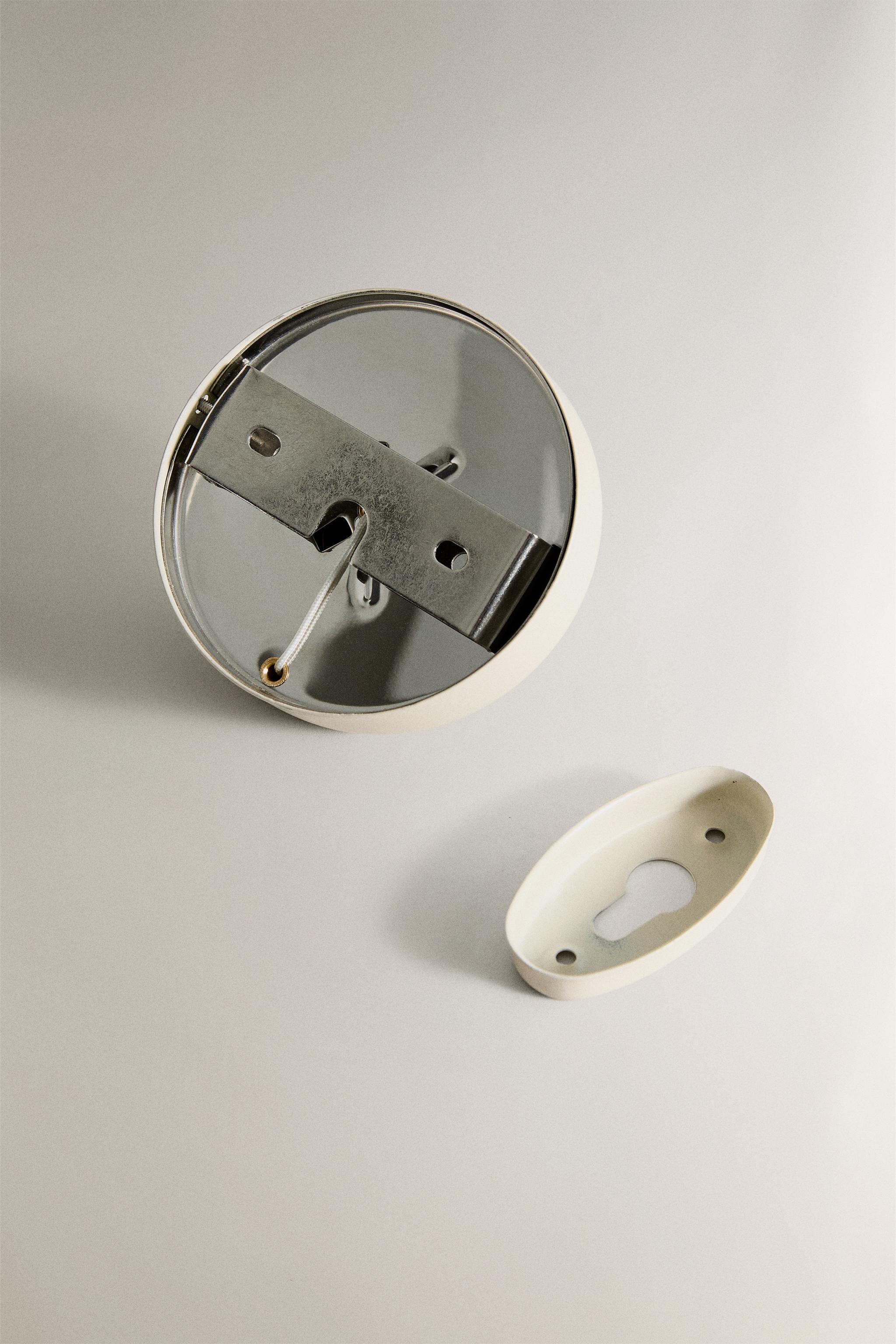 RETRACTABLE WALL CLOTHES LINE