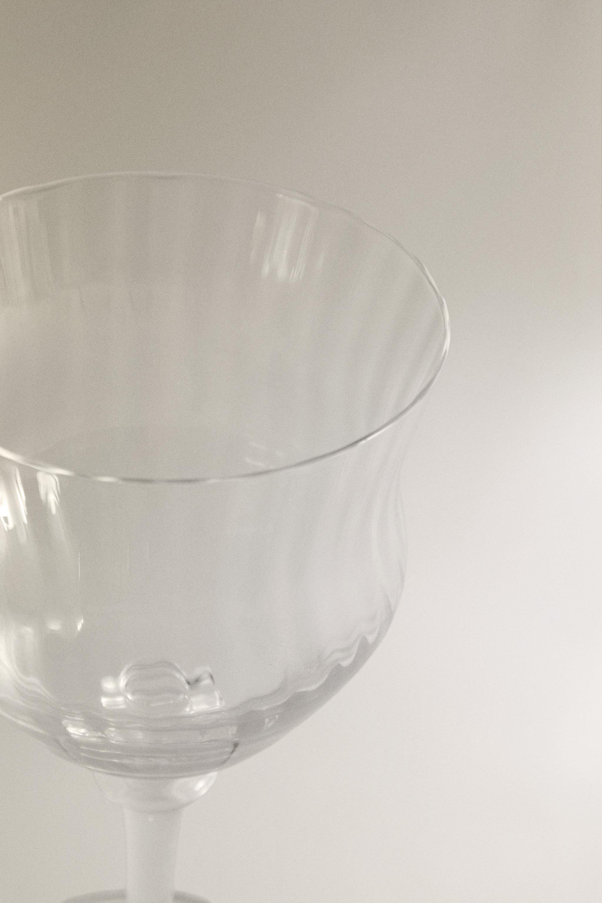 LARGE GLASS WITH RAISED DESIGN