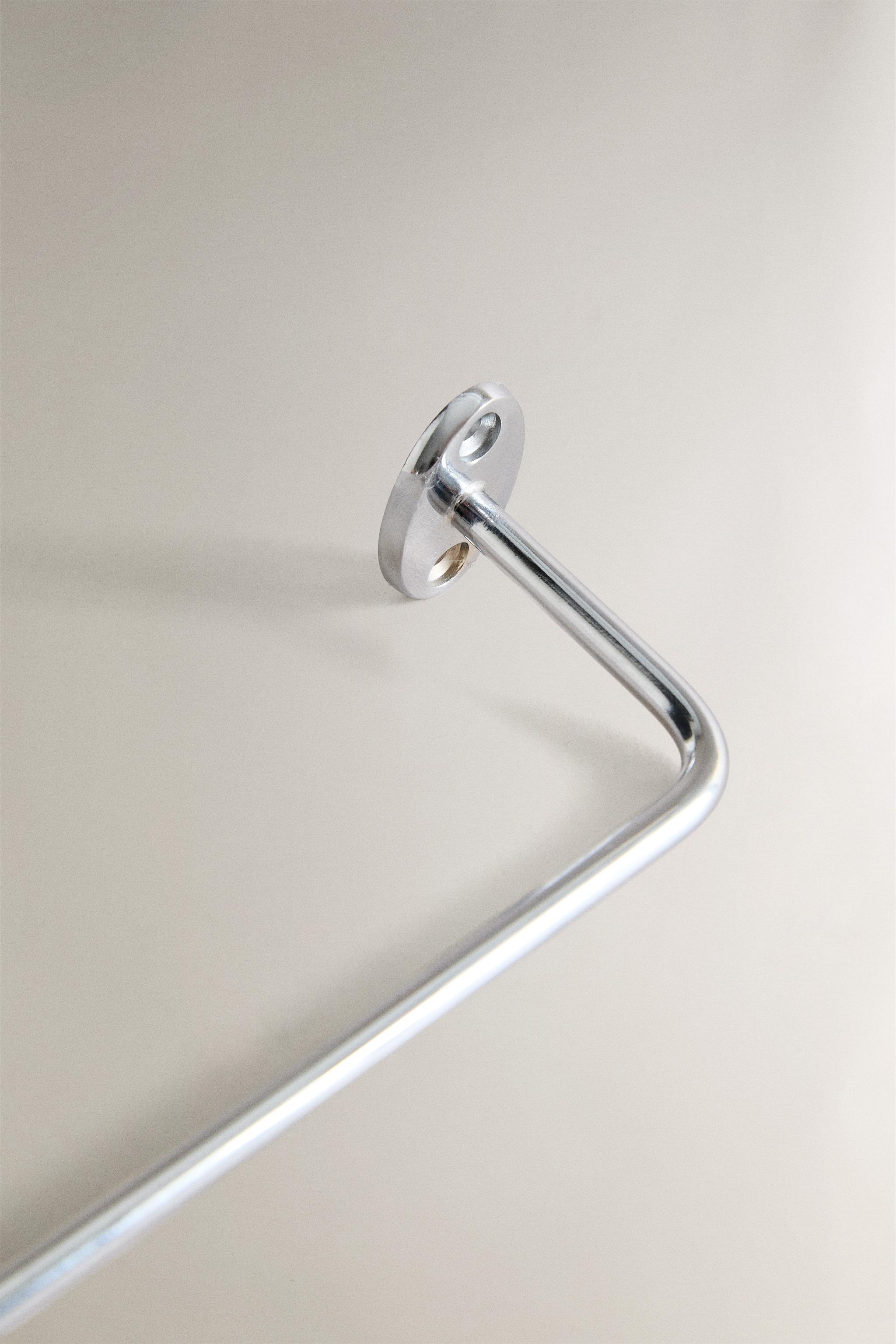 SILVER METAL TOWEL RACK