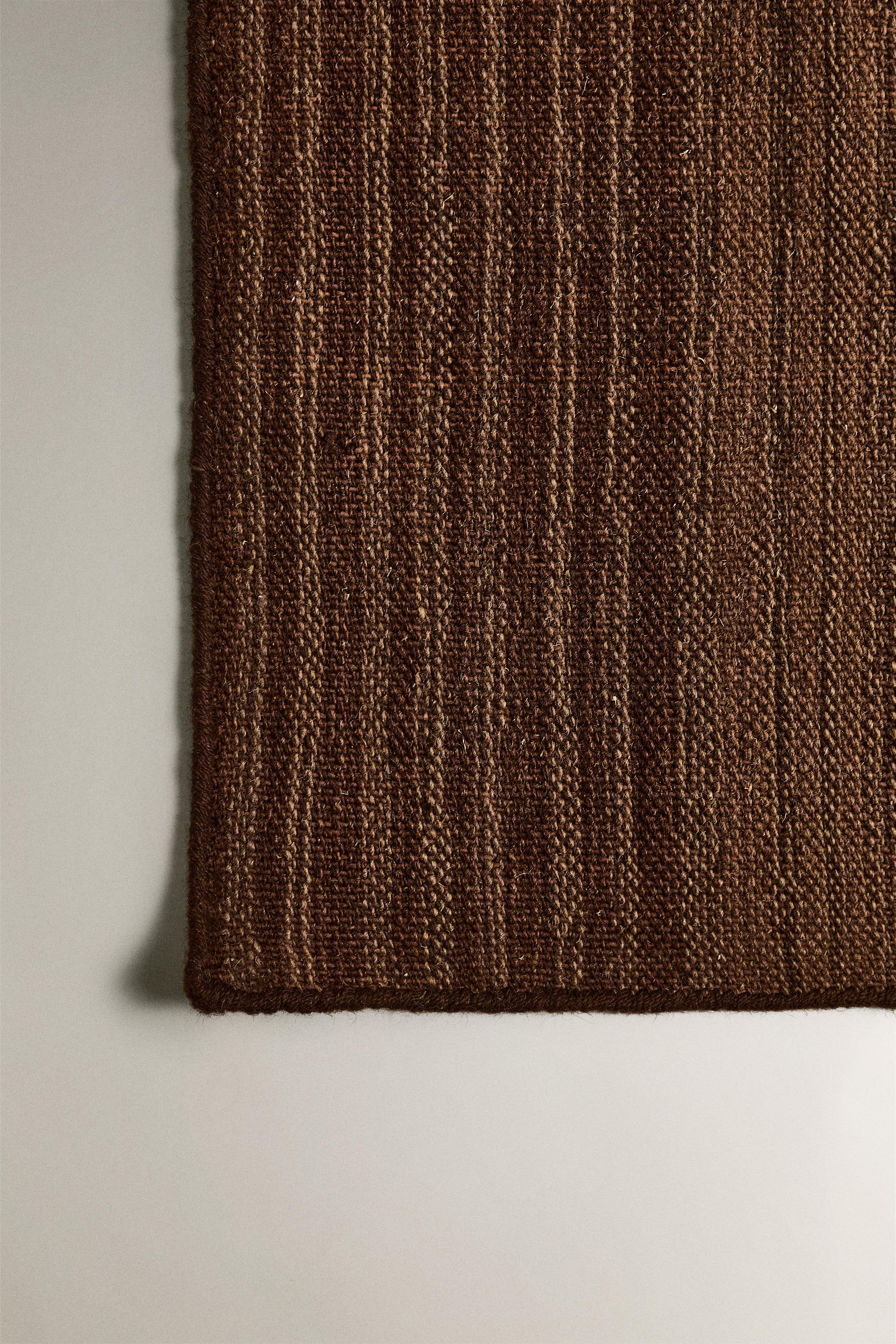 WOOL AREA RUG WITH CONTRASTING LINES