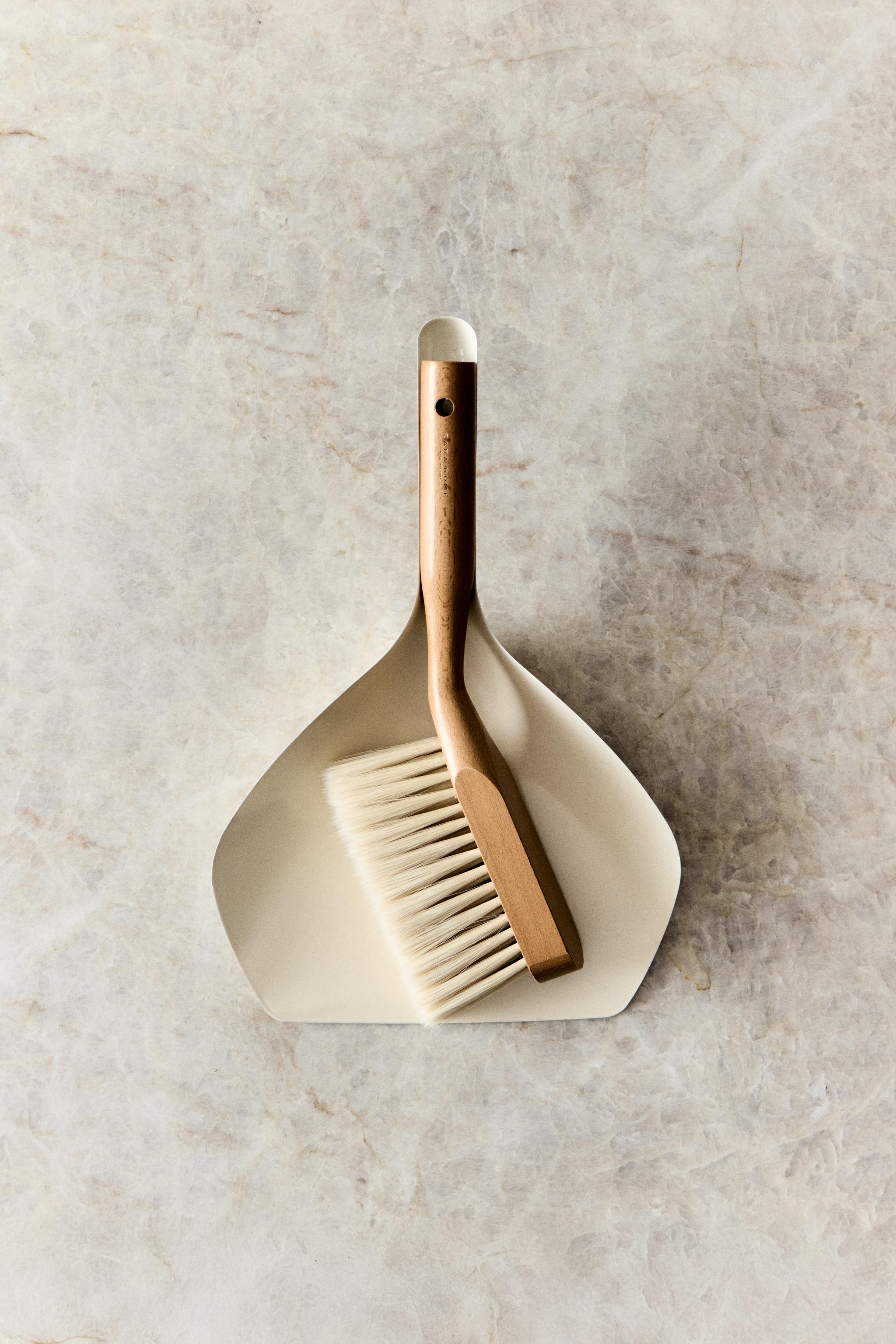 DUSTPAN AND BRUSH SET