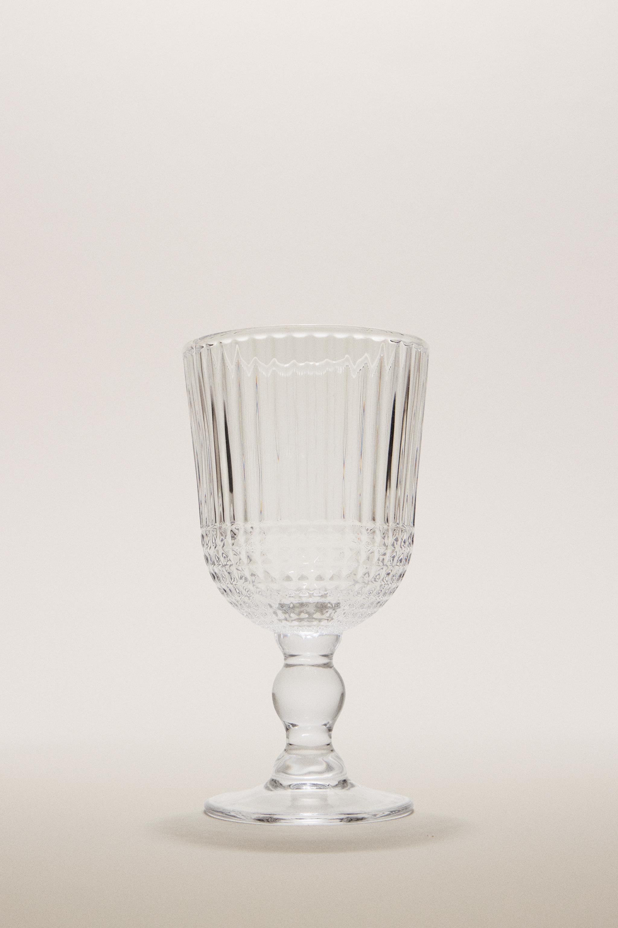 WINE GLASS WITH RAISED GEOMETRIC DESIGN