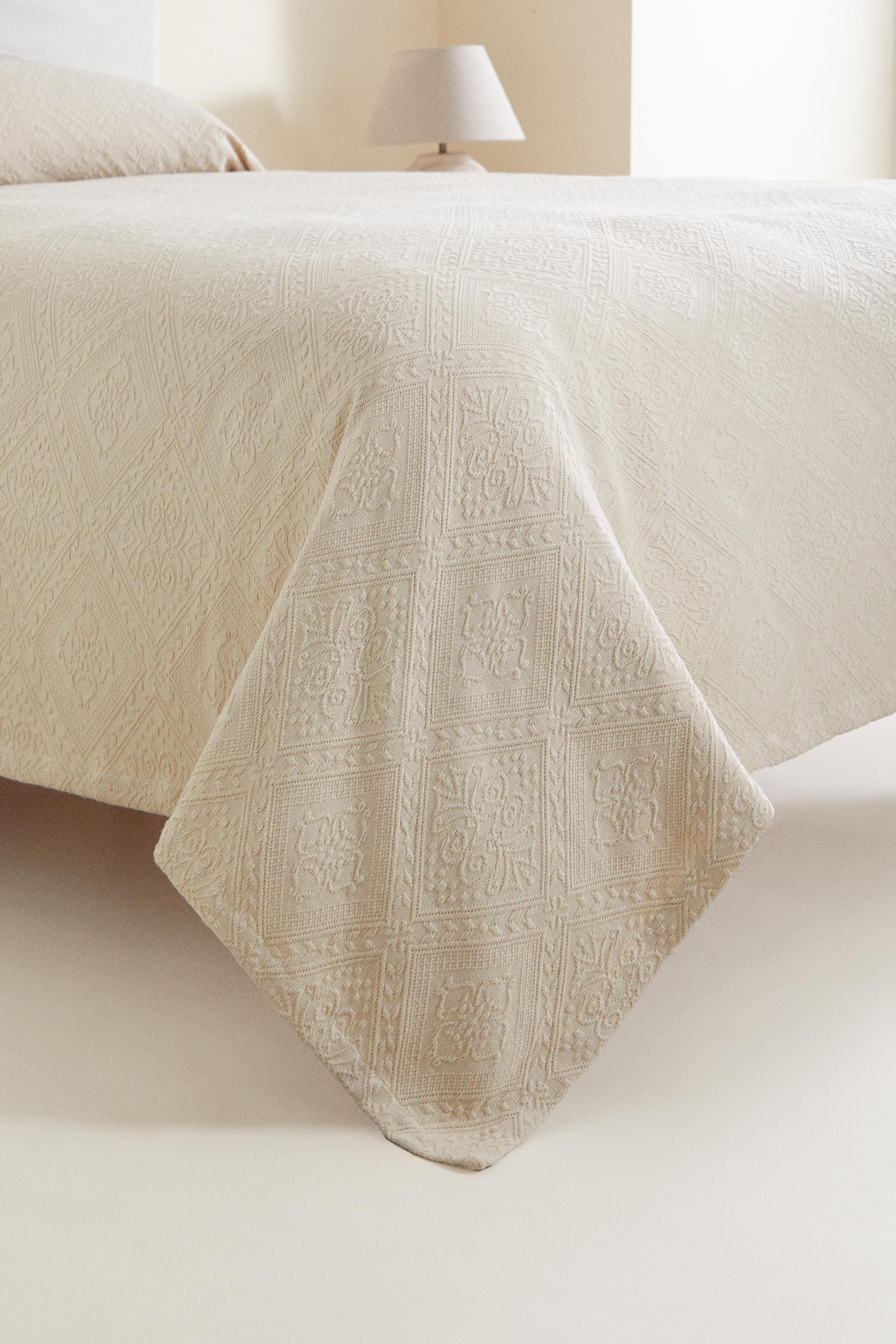 COTTON BEDSPREAD WITH A GEOMETRIC DESIGN