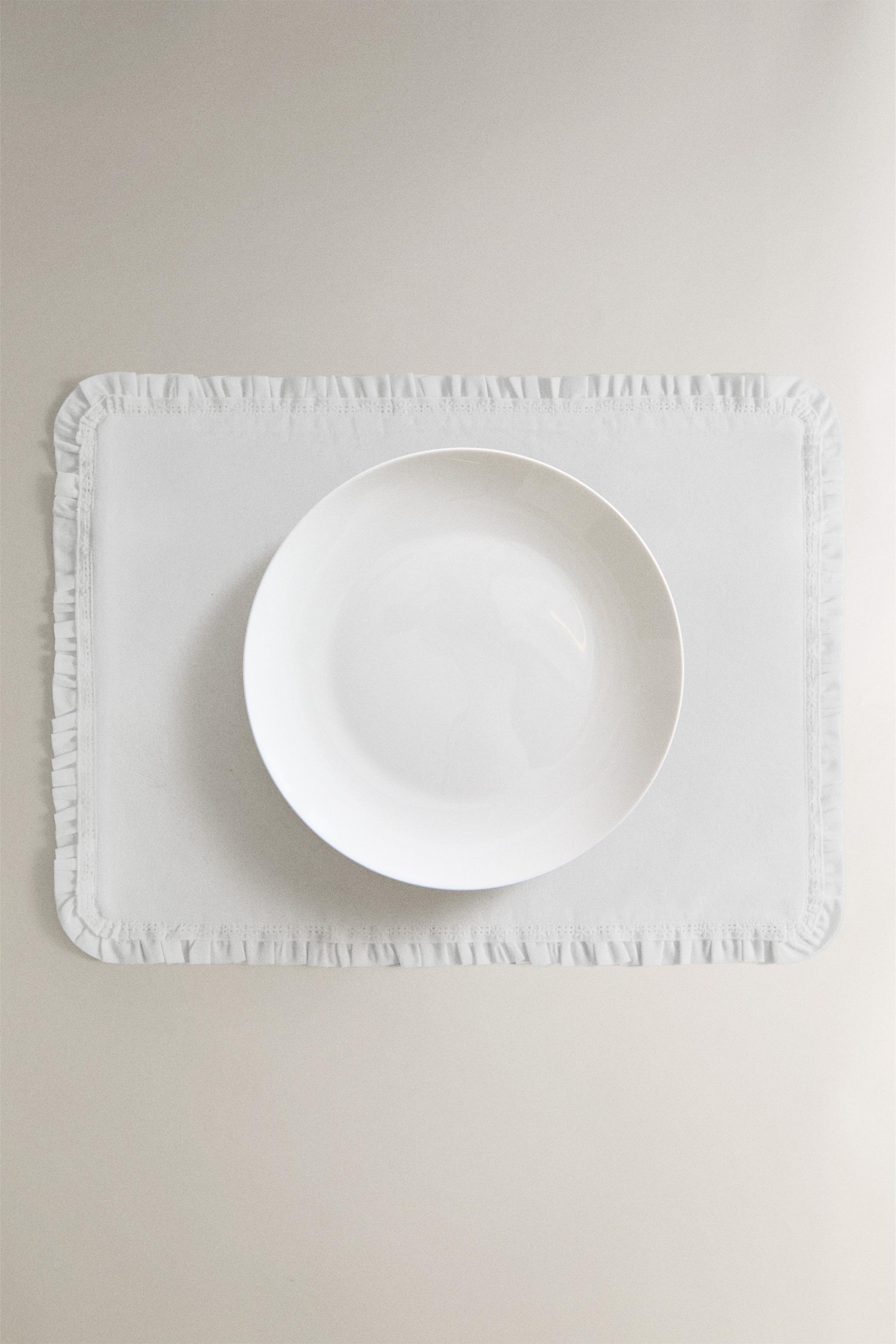 RECTANGULAR PLACEMAT WITH RUFFLE
