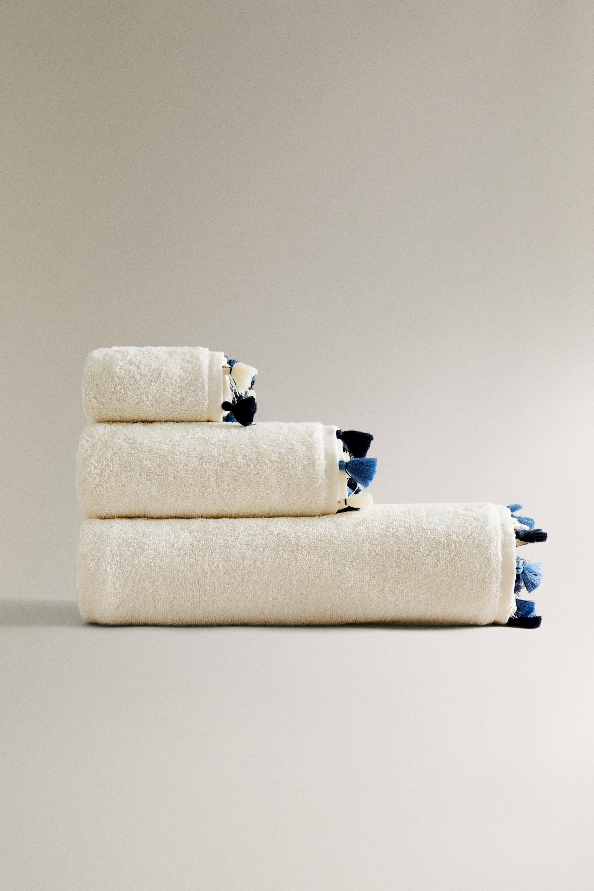 POMPOM BATH TOWEL