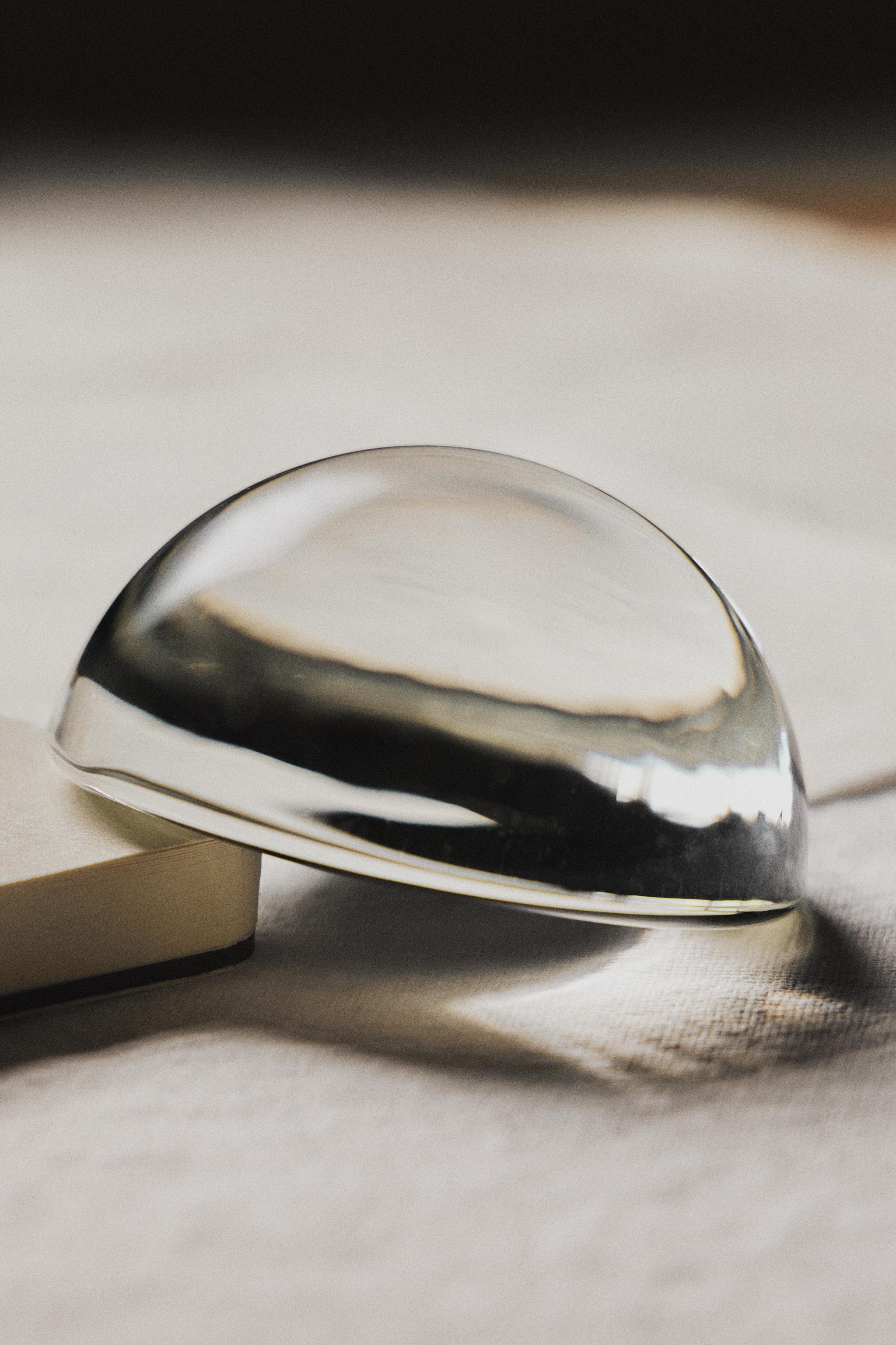 MAGNIFYING PAPERWEIGHT