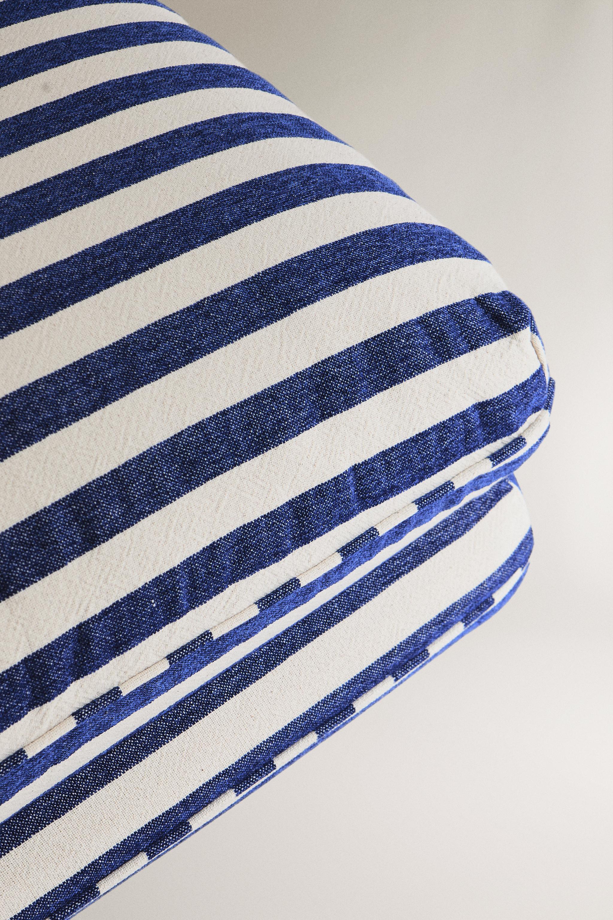 STRIPED FOLDING LOUNGE CHAIR