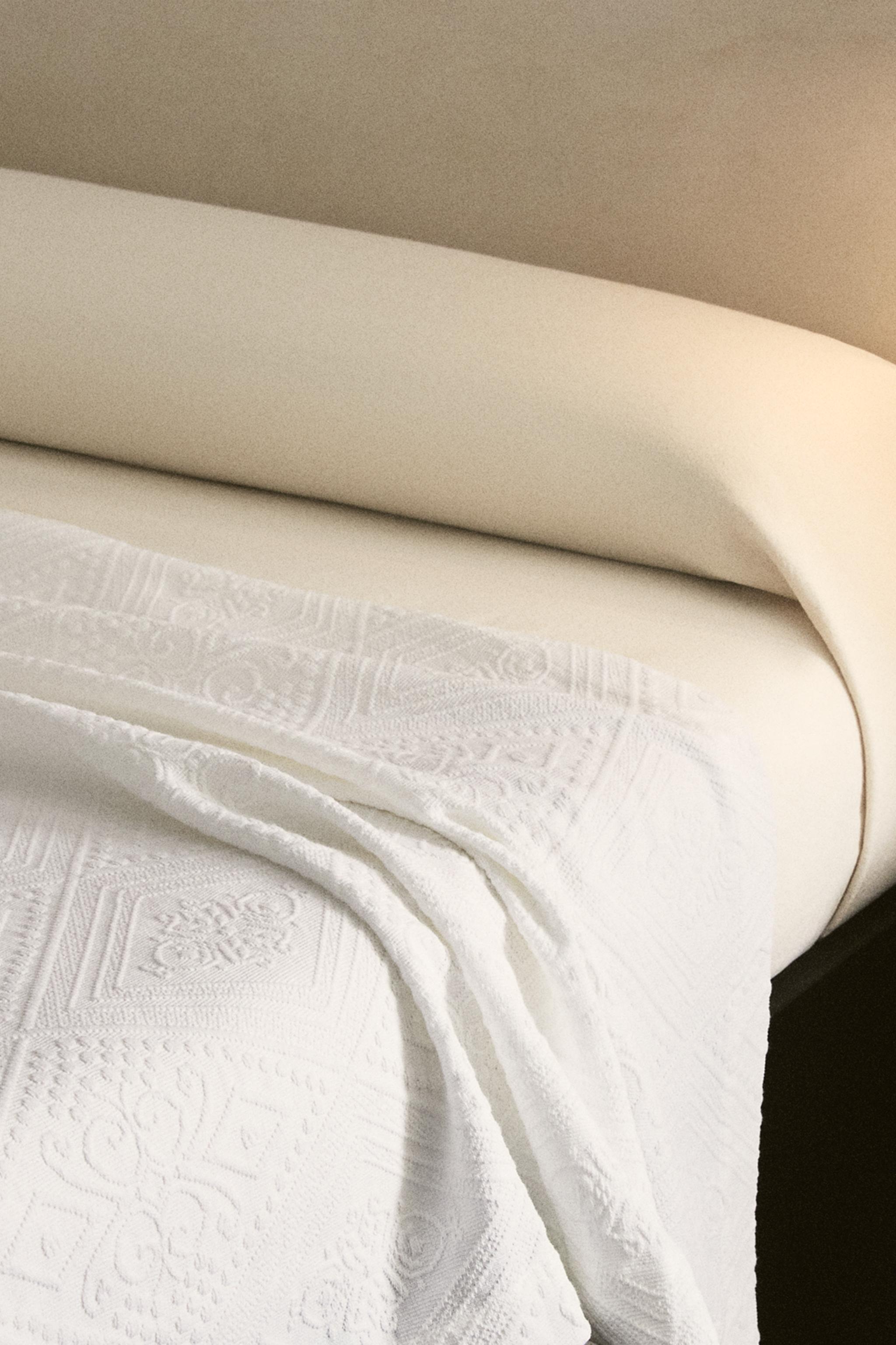 COTTON BEDSPREAD WITH A GEOMETRIC DESIGN