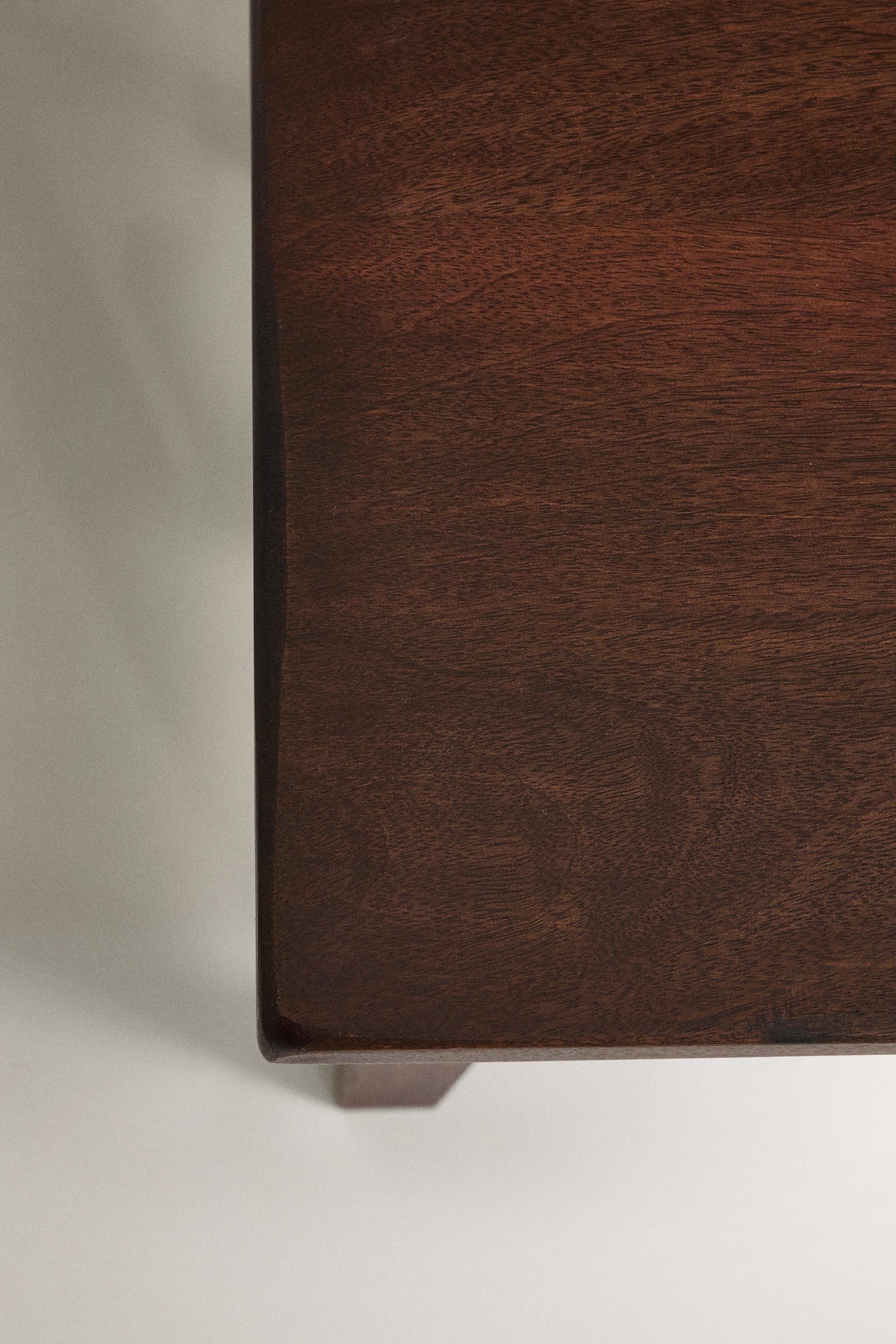 TABLE WITH AN AGED FINISH