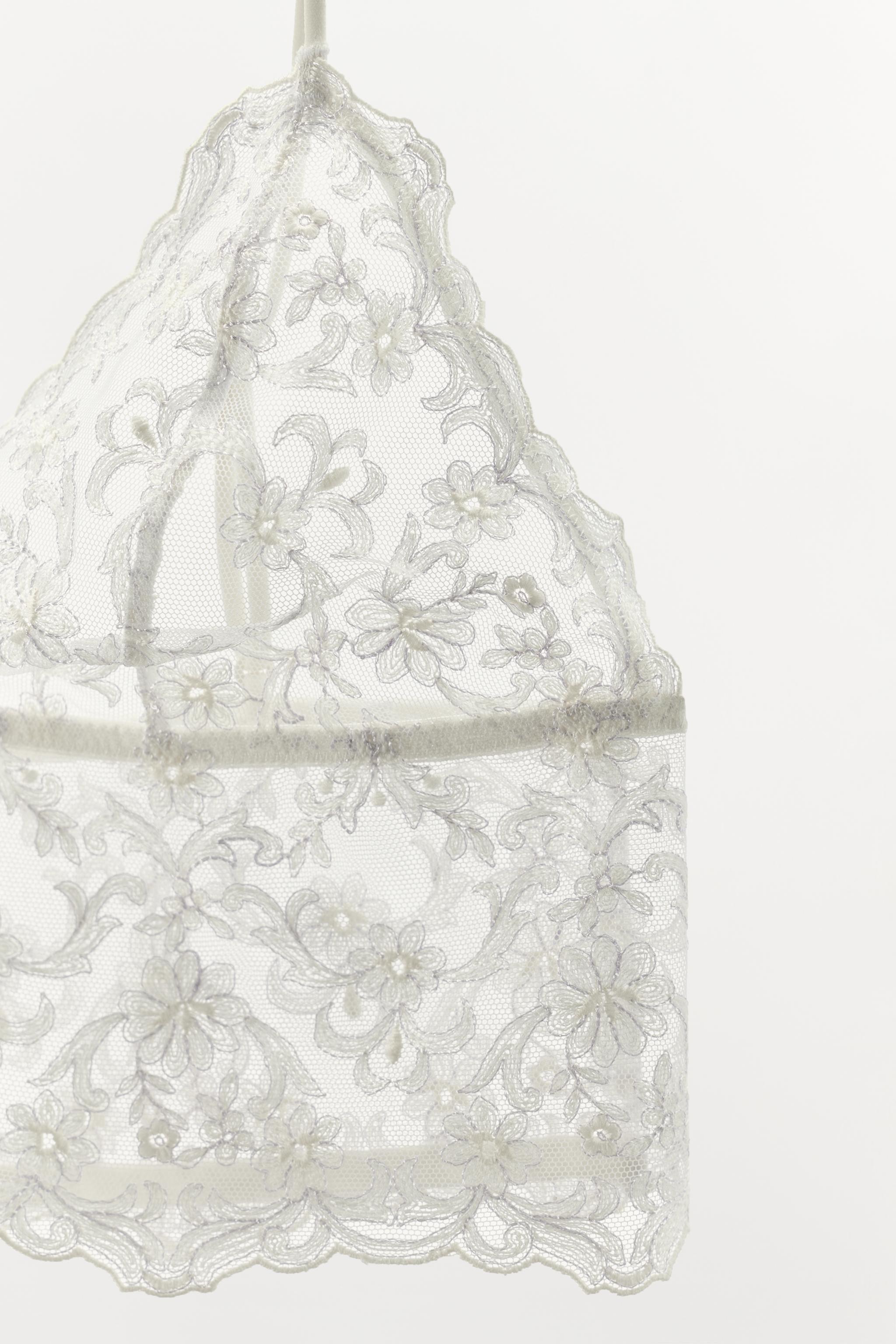 EMBROIDERED LACE BANDEAU BRALETTE