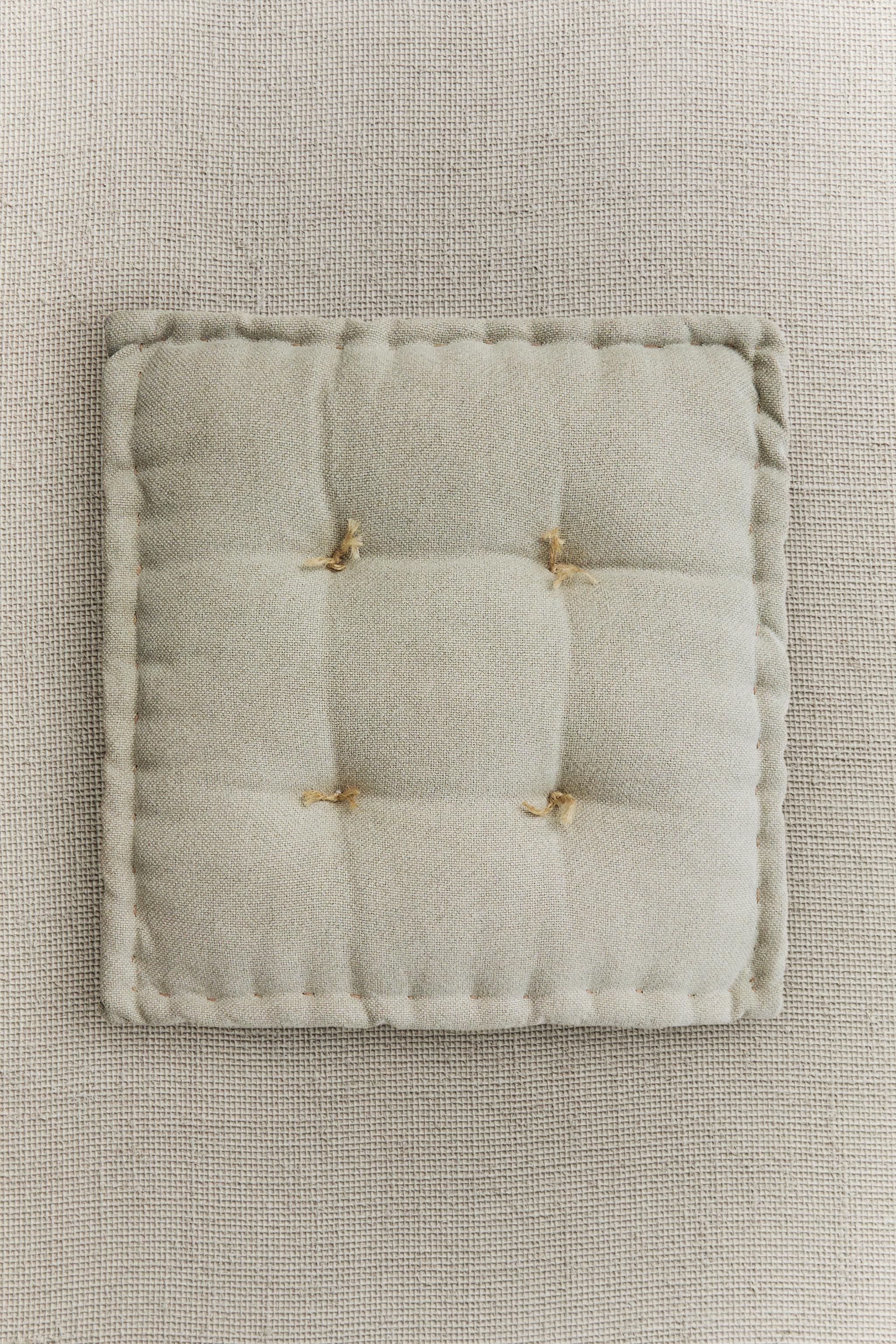 SEAT CUSHION WITH TOPSTITCHING