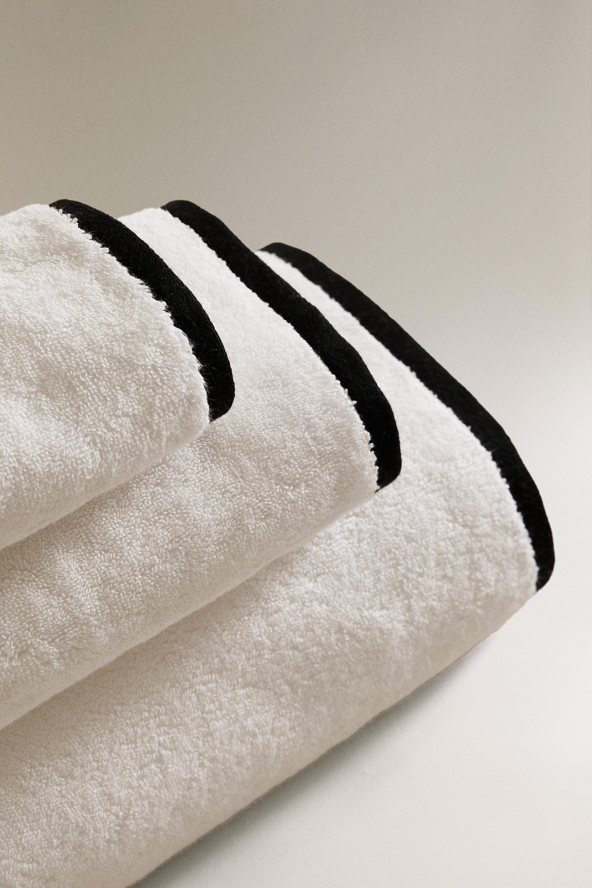BATH TOWEL WITH CONTRAST BORDER