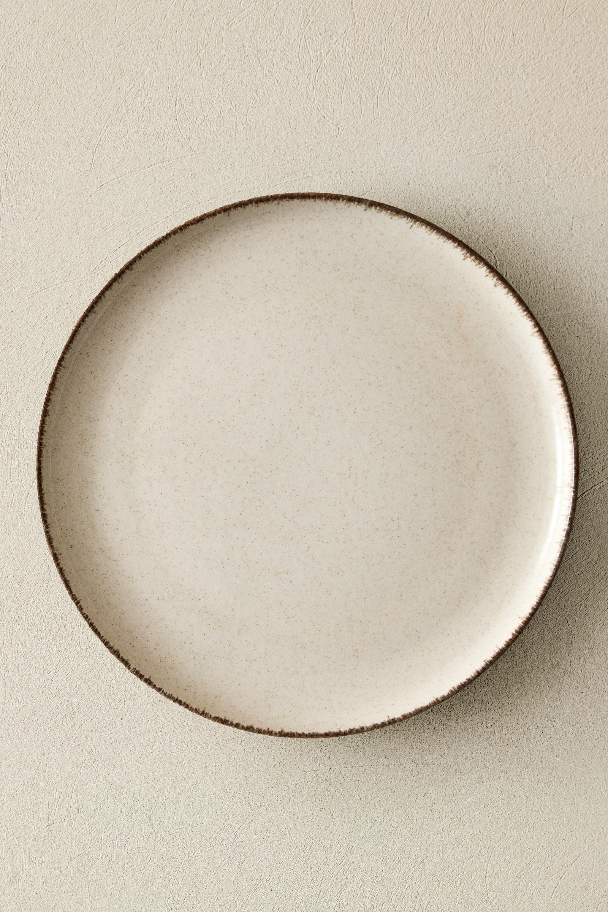 PORCELAIN DINNER PLATE WITH ANTIQUE FINISH RIM