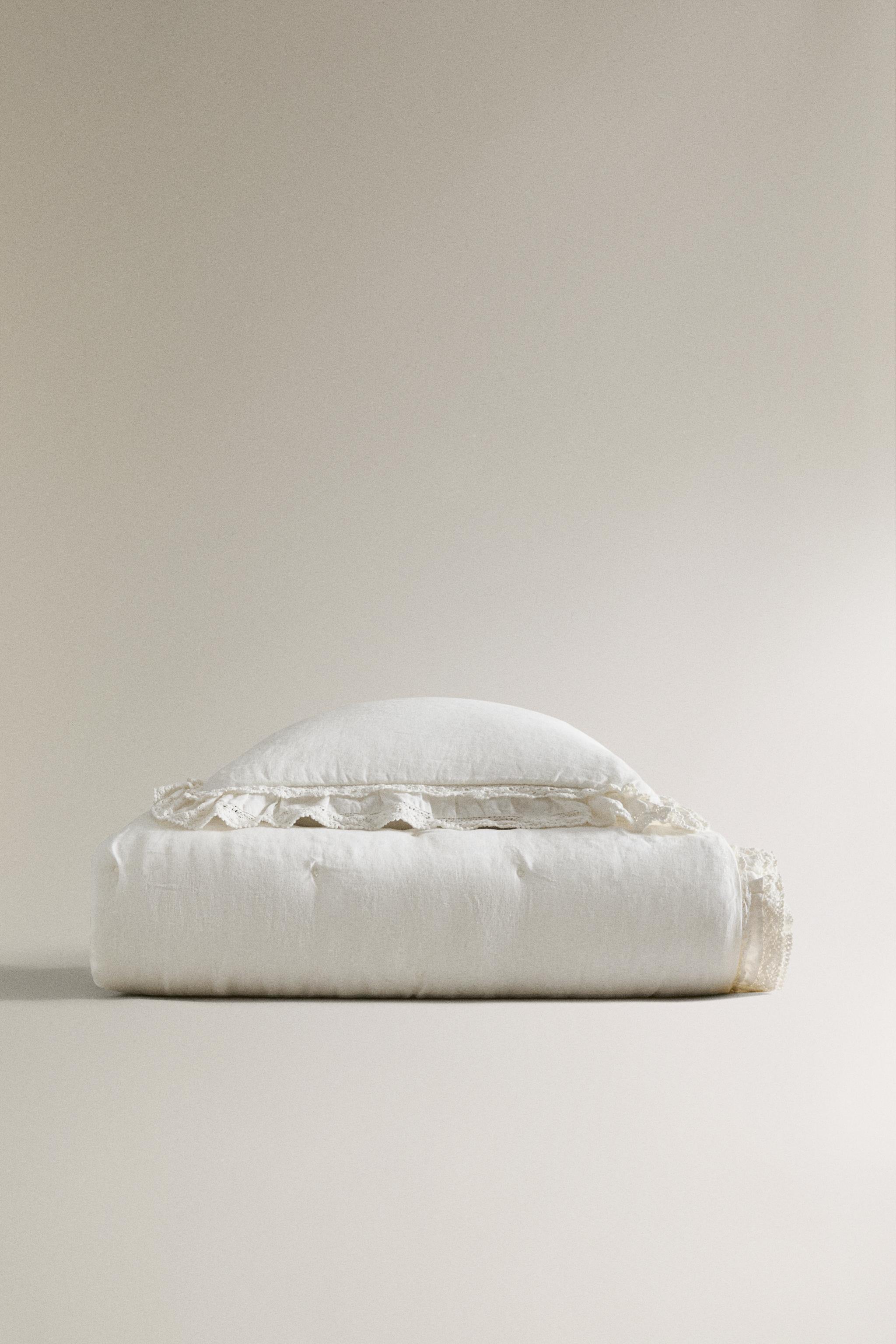 LINEN QUILT WITH A LACE TRIM