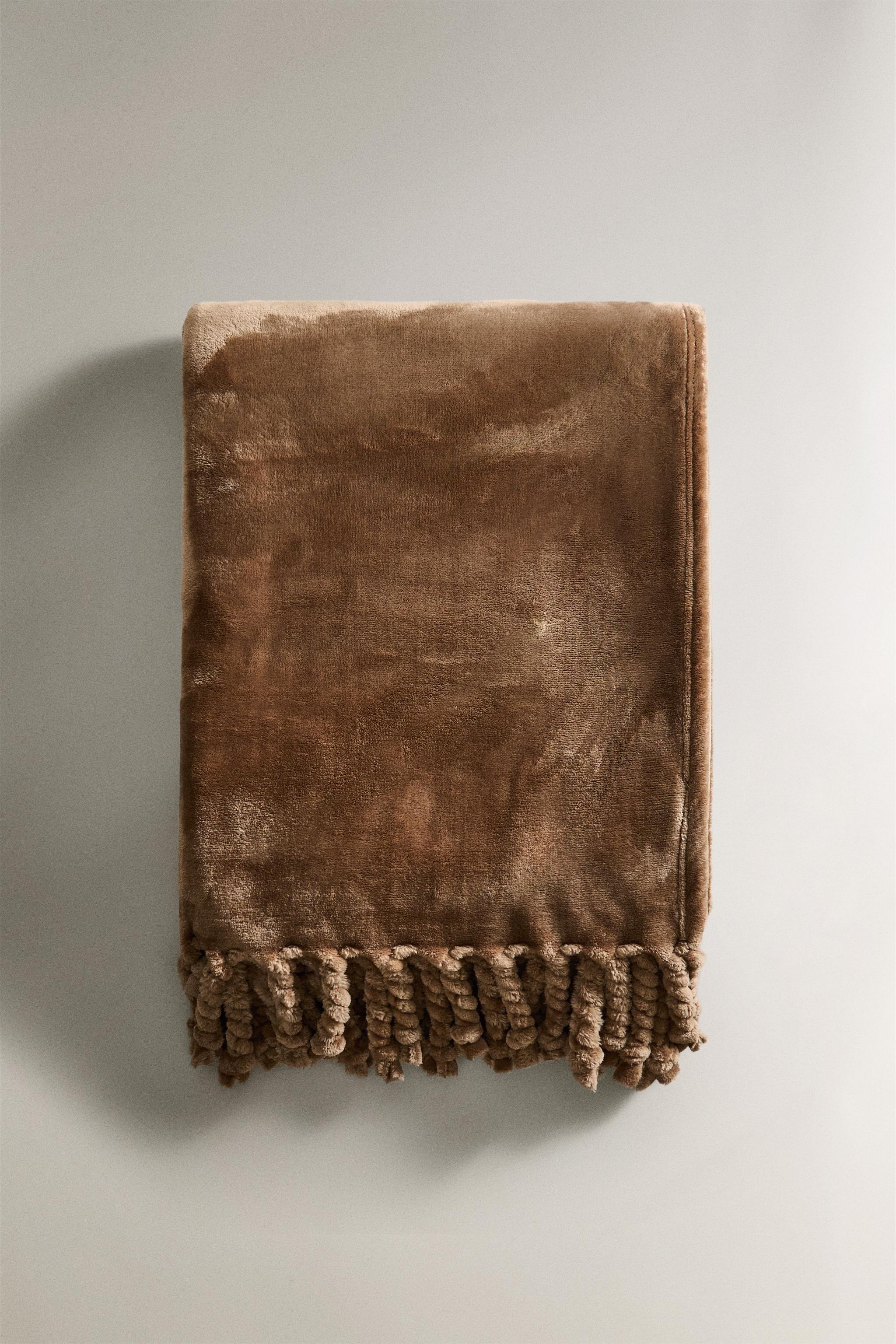 FLEECE BLANKET WITH FRINGING