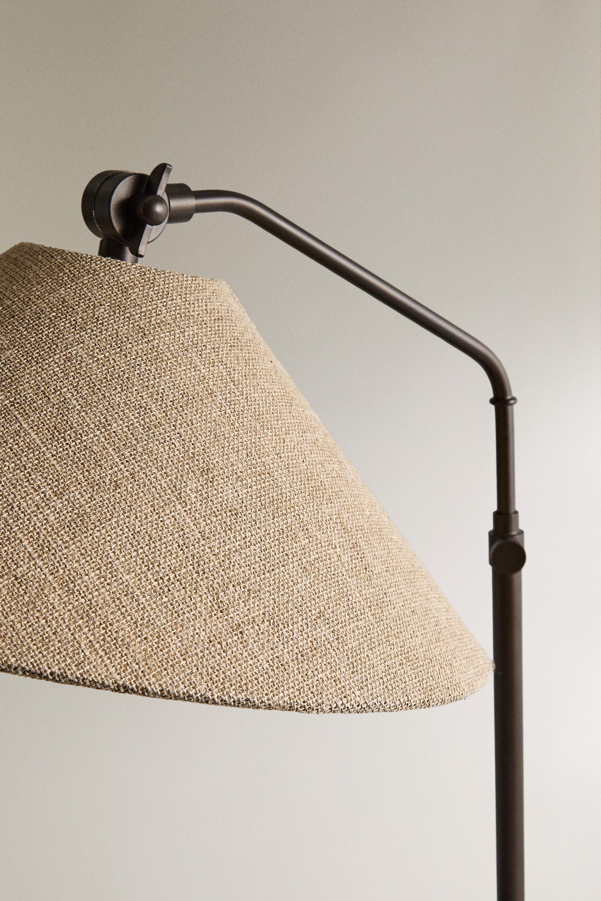 METAL BASE TABLE LAMP