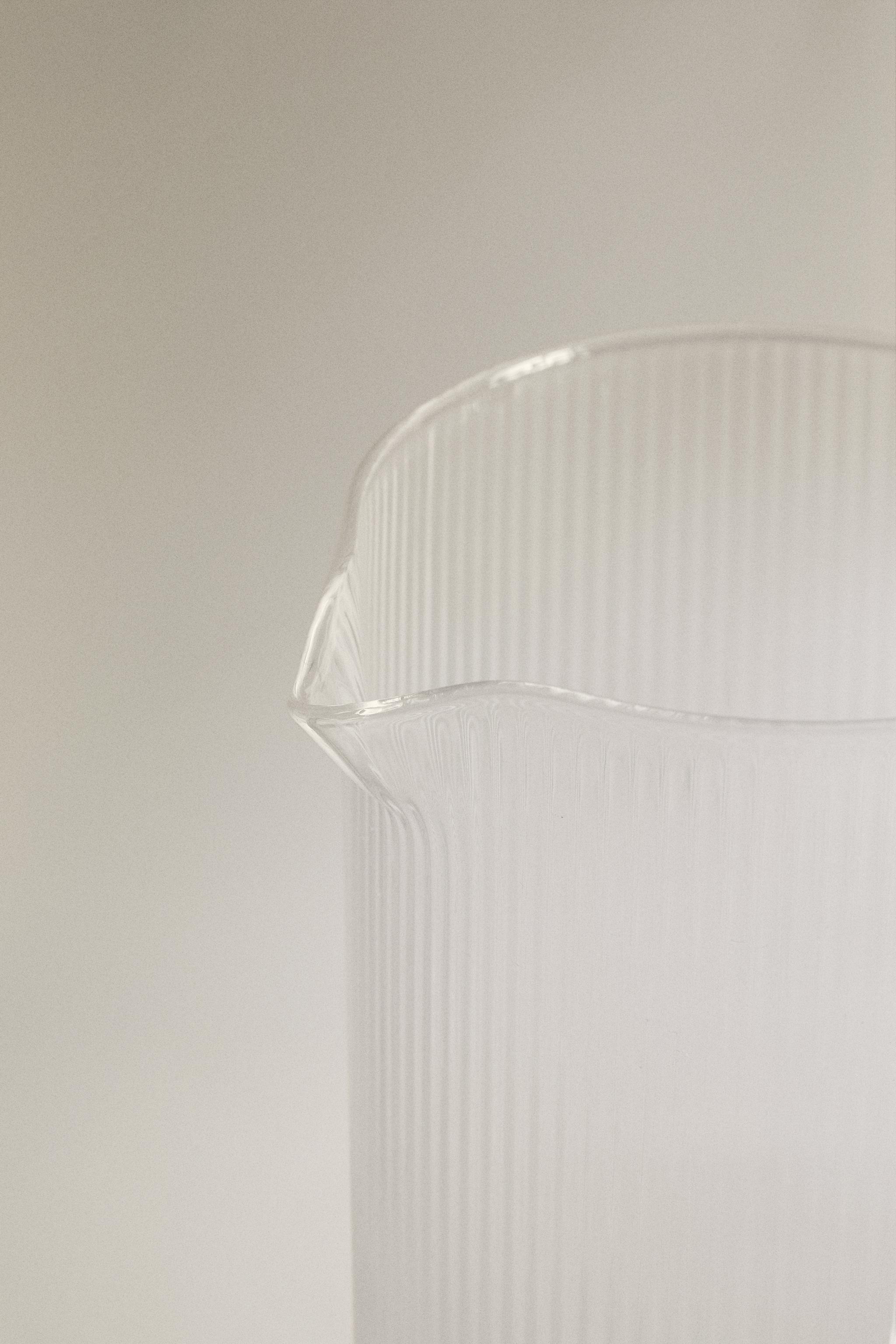 BOROSILICATE GLASS PITCHER WITH LINE DESIGN