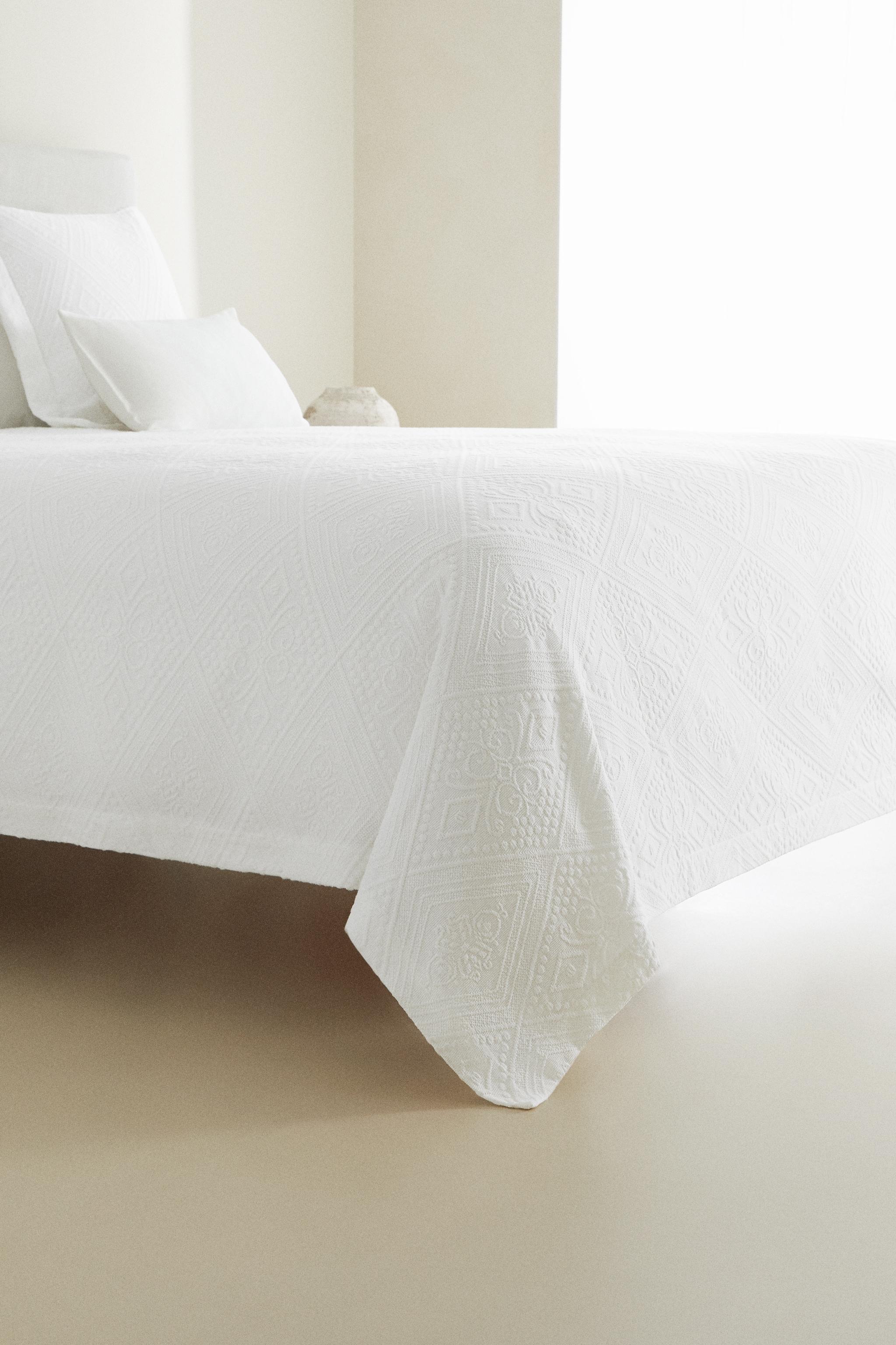 COTTON BEDSPREAD WITH A GEOMETRIC DESIGN