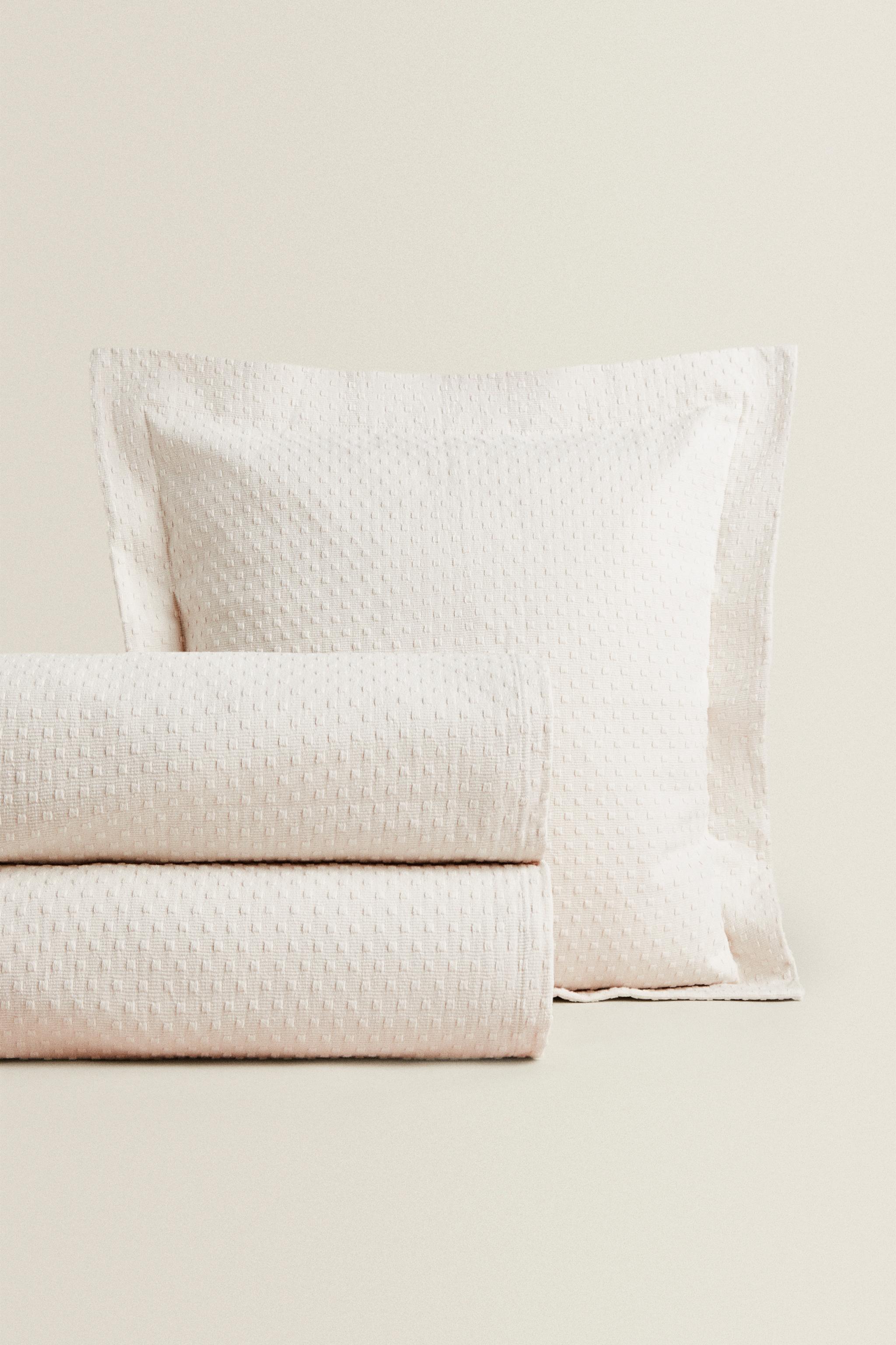 BEDSPREAD WITH POLKA DOT DESIGN