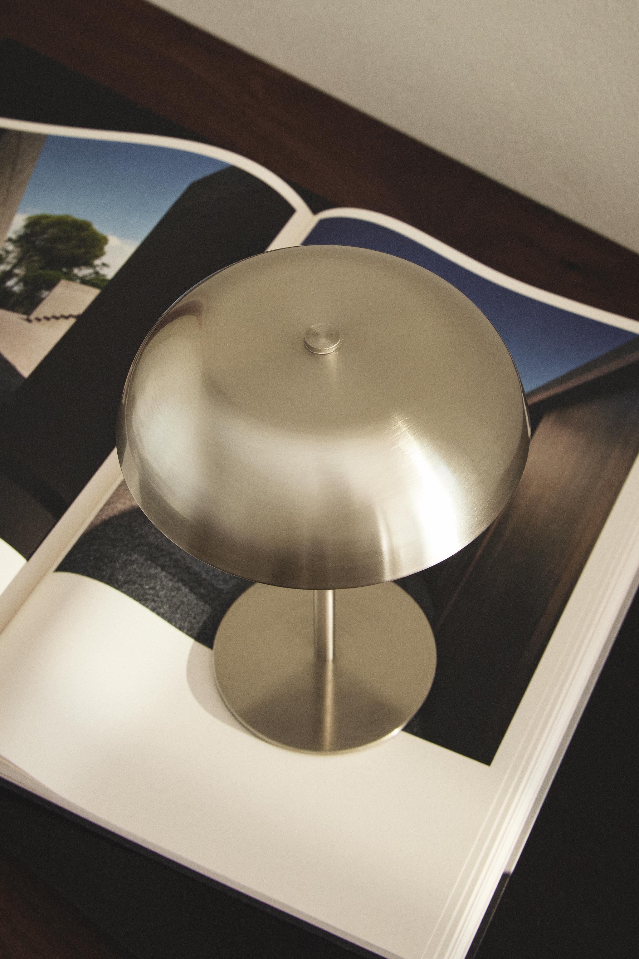 MONOCHROME TOUCH TABLE LAMP