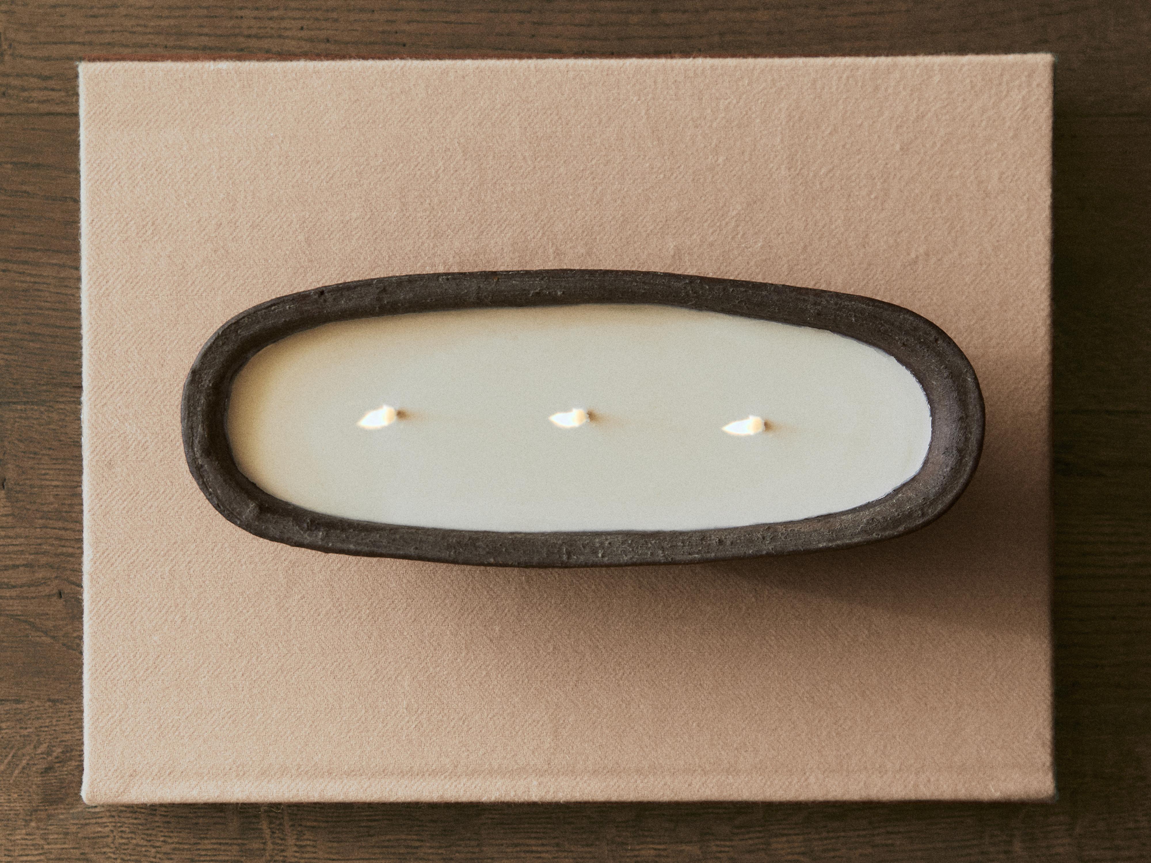 (600 GR) LEATHER AMBER SCENTED CANDLE