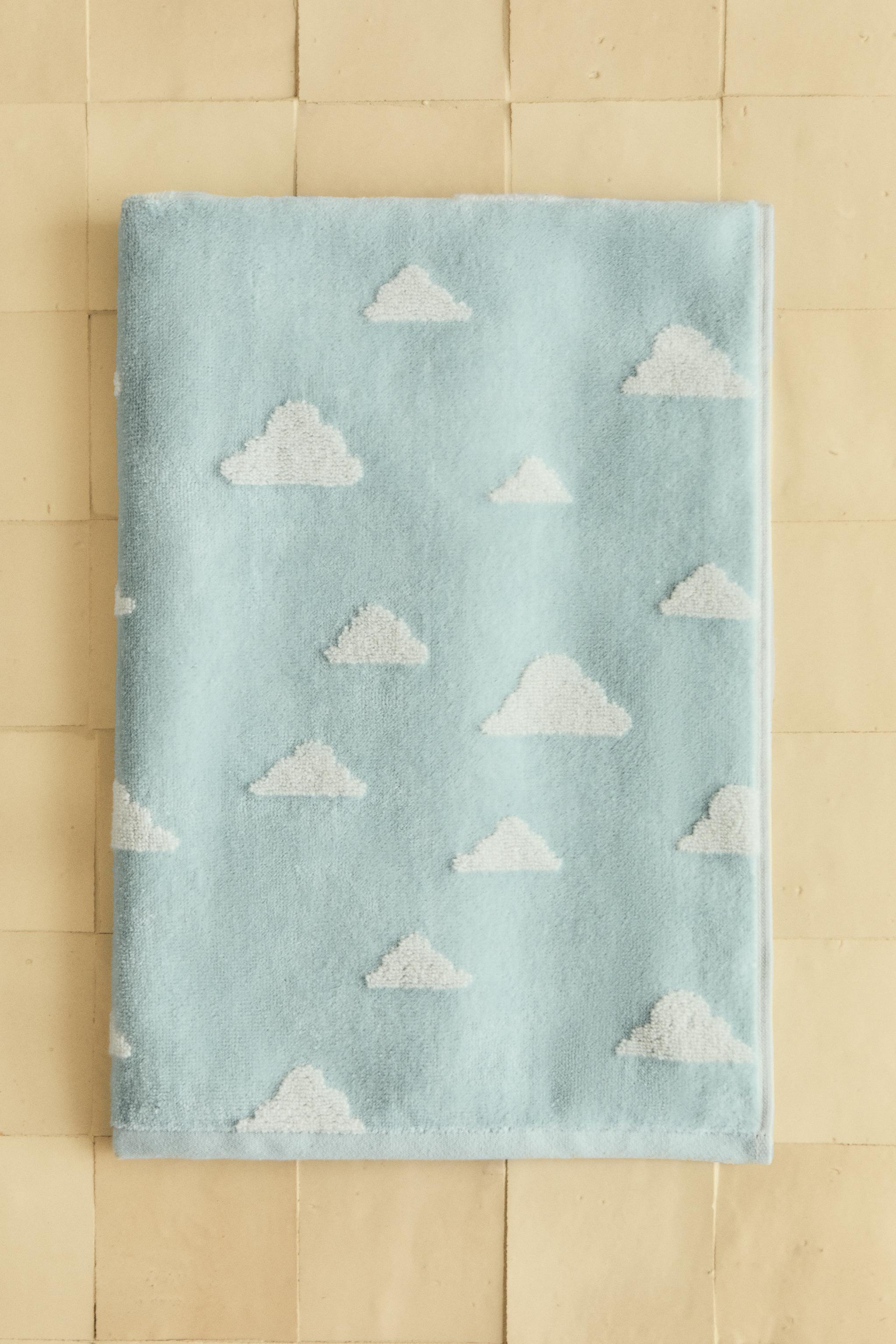 CHILDREN'S BATH TOWEL WITH CLOUDS