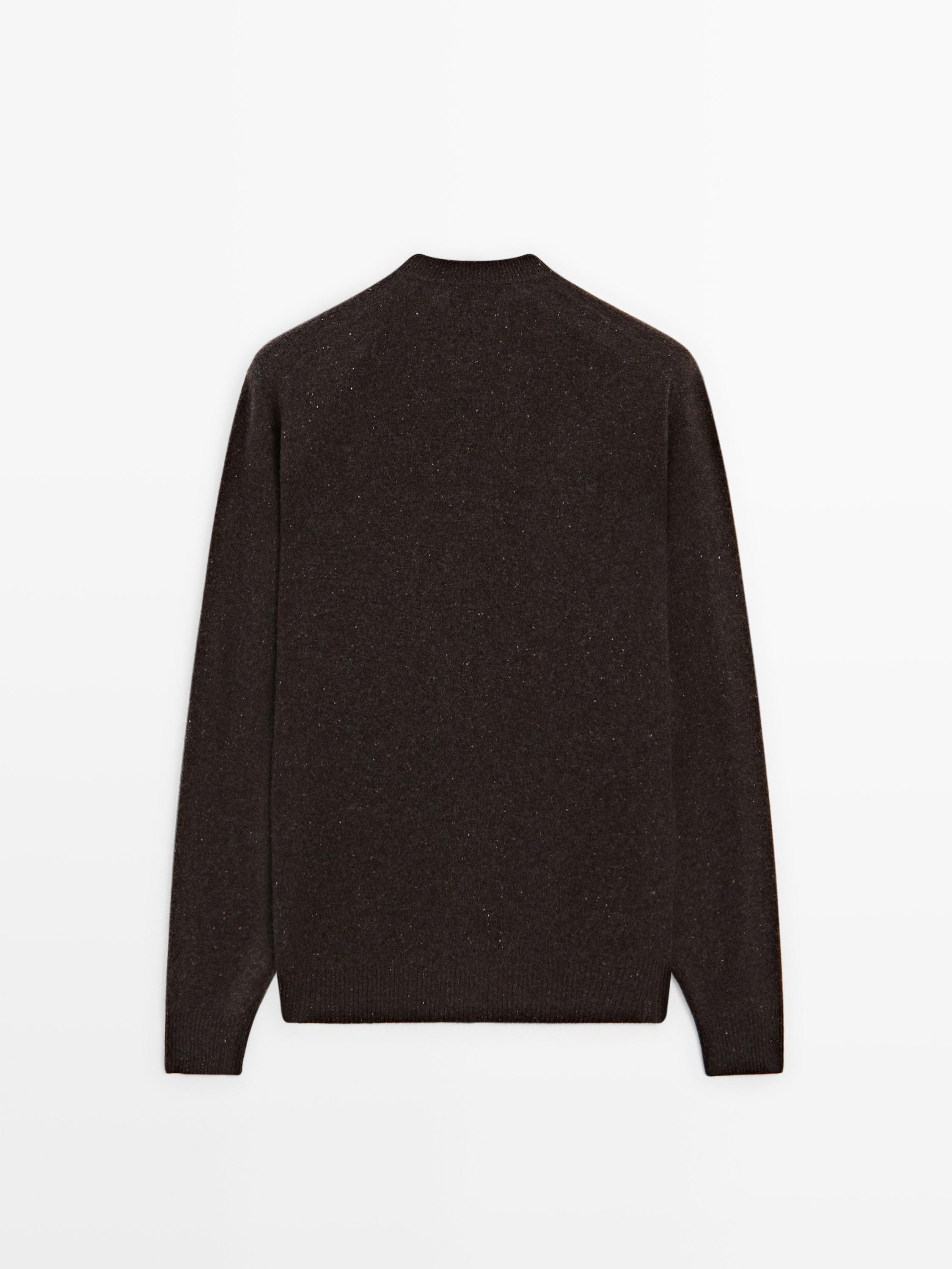 Round neck knit sweater with contrast detail