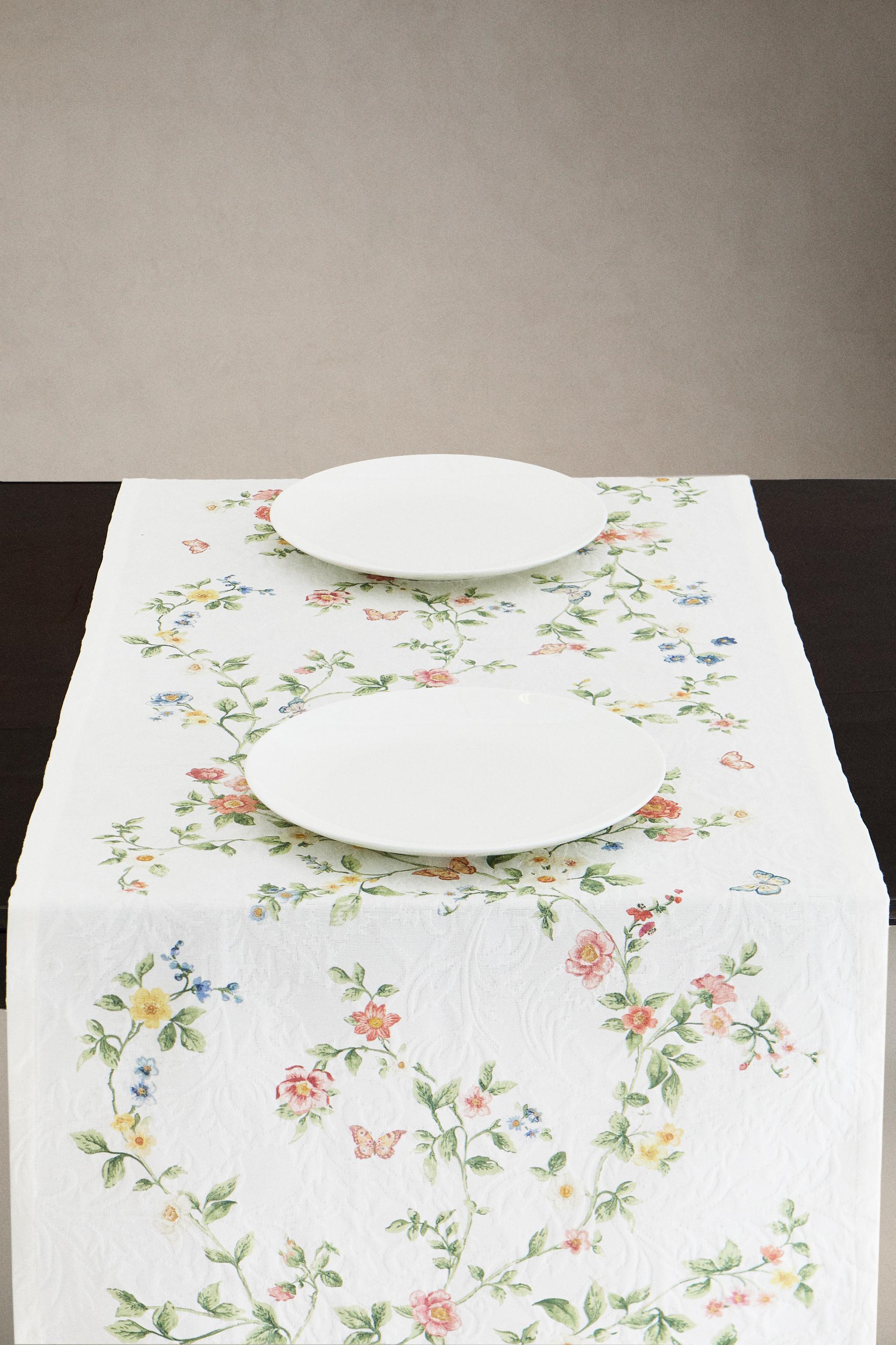 JACQUARD TABLE RUNNER WITH A FLORAL PRINT