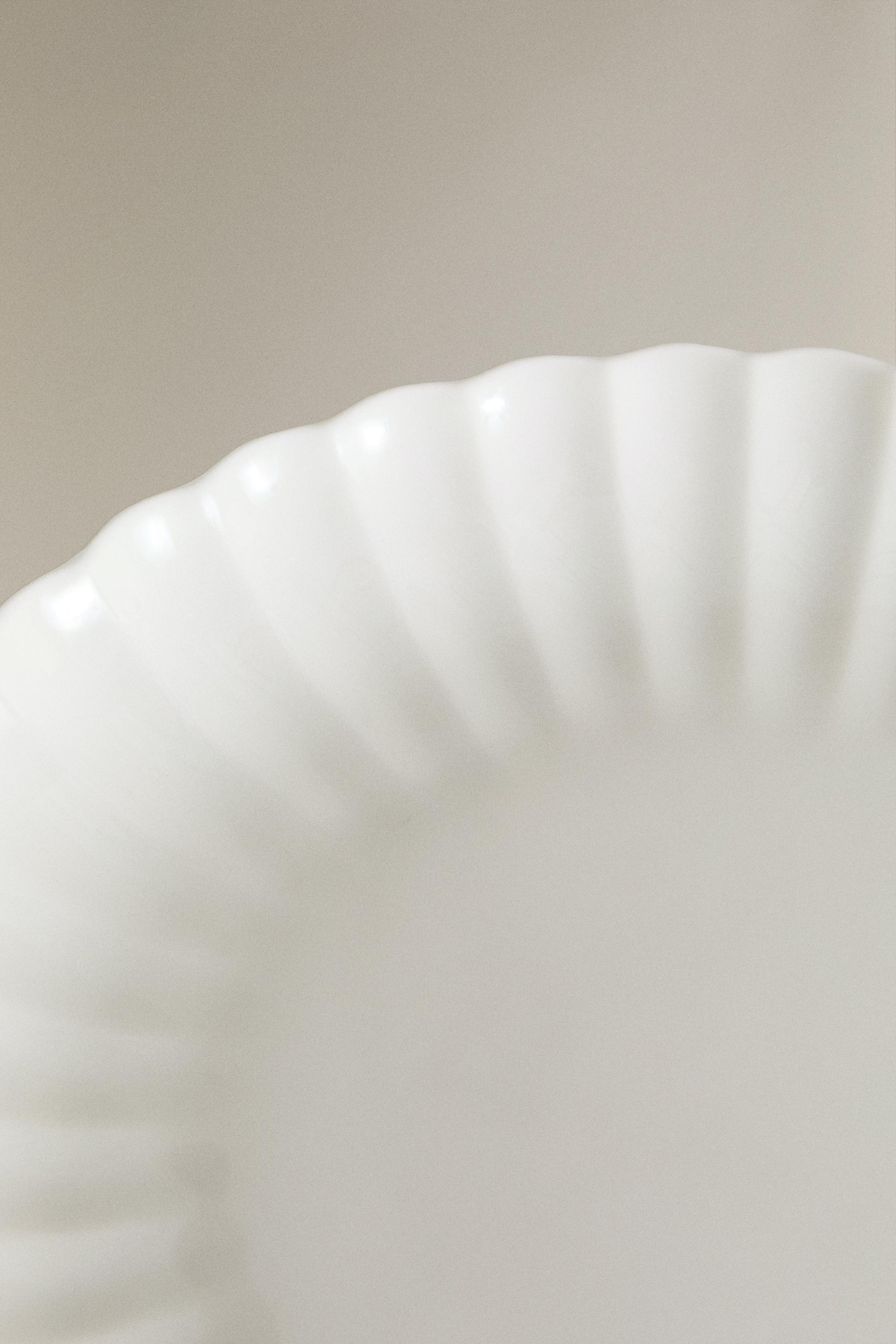 SCALLOPED PORCELAIN DESSERT PLATE