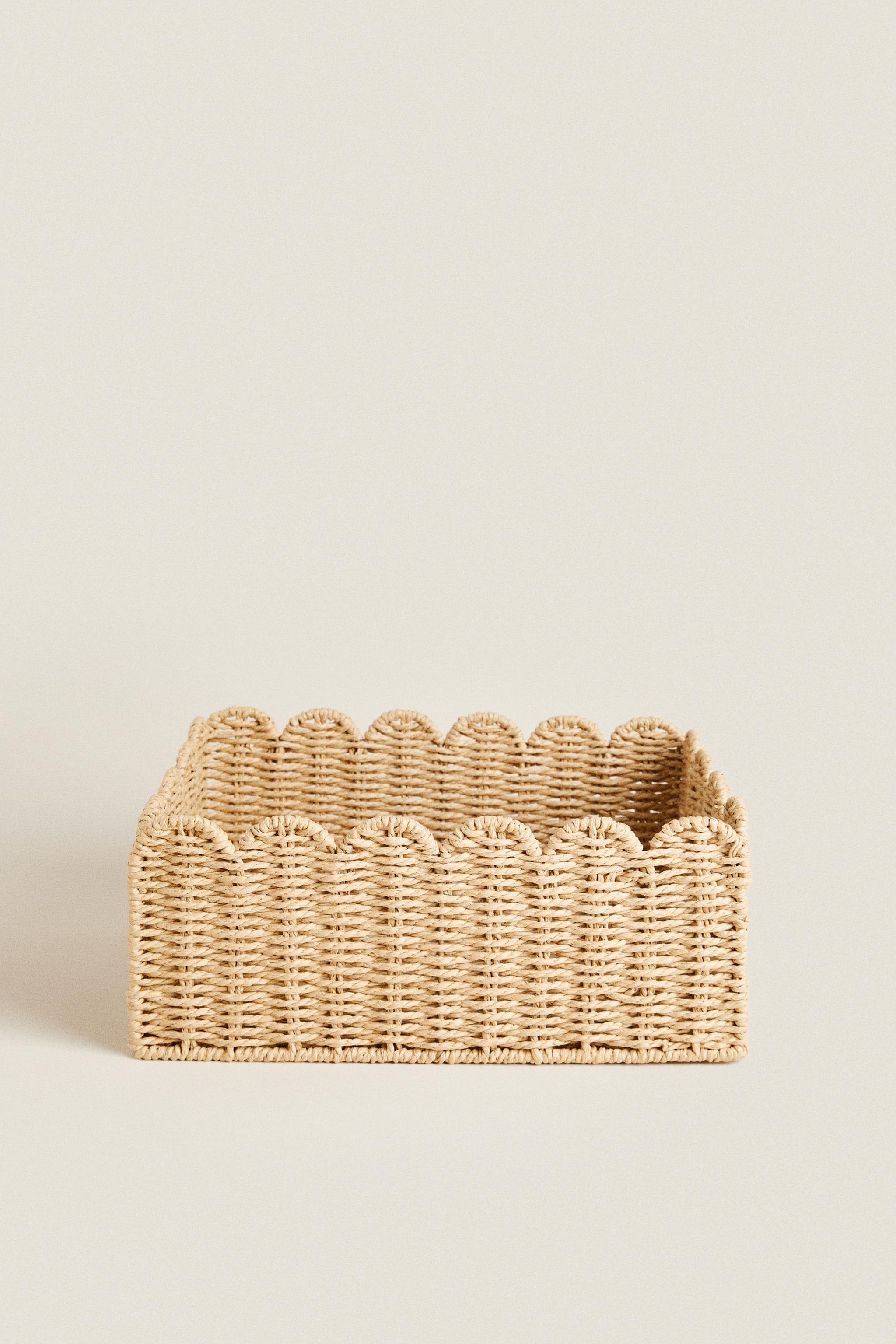 SMALL SCALLOPED BASKET