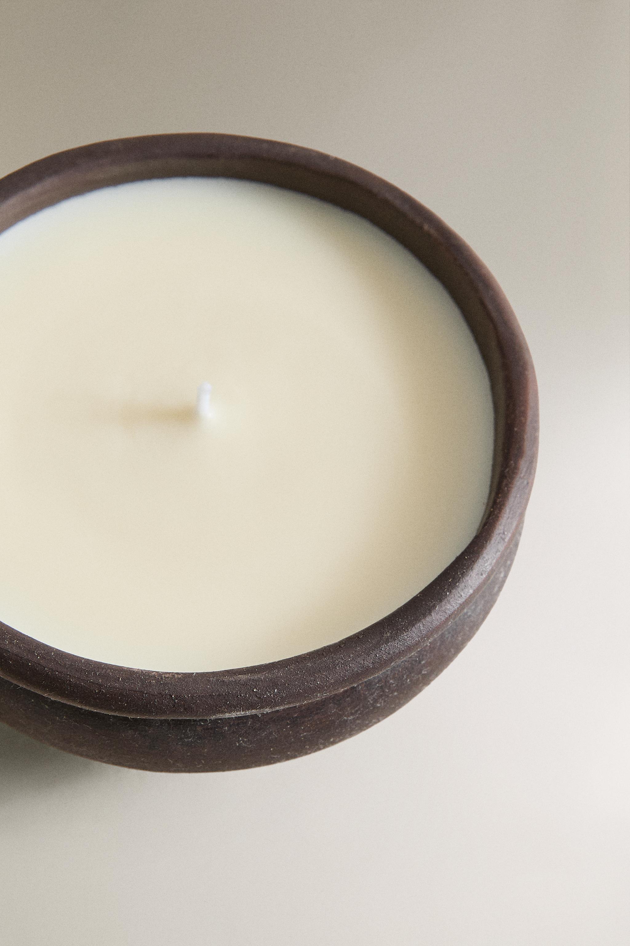 (220 GR) LEATHER AMBER SCENTED CANDLE