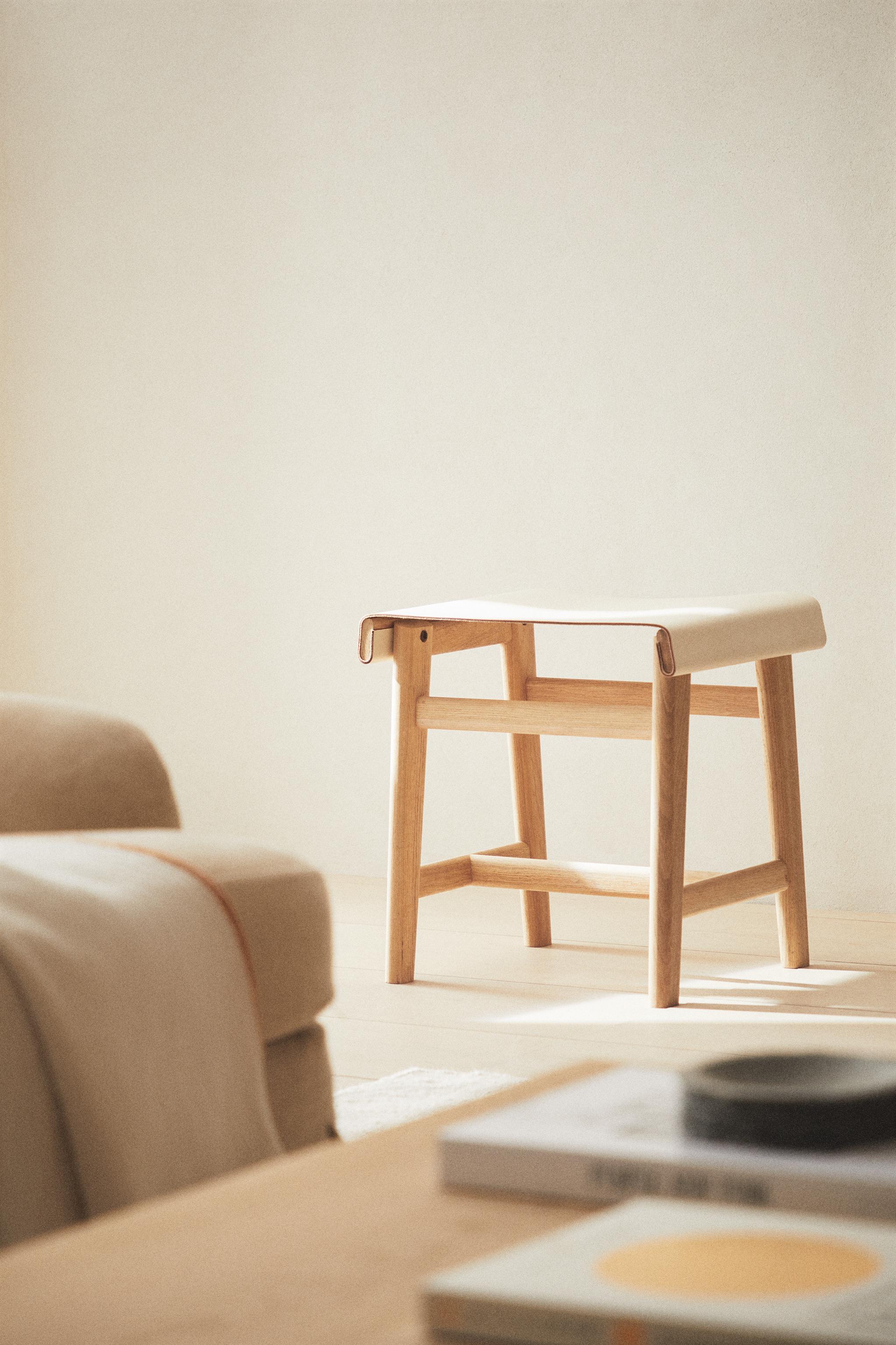 STOOL 01