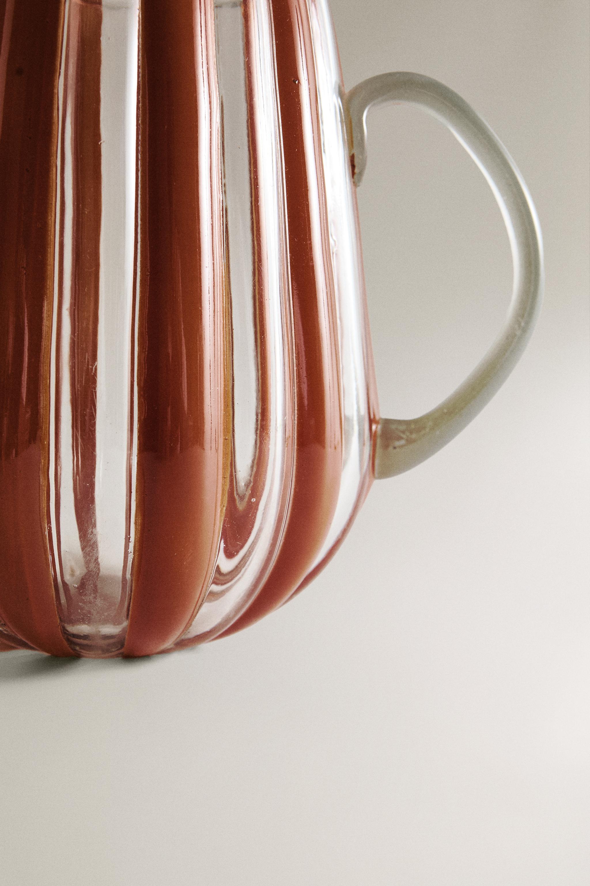 GLASS PITCHER WITH STRIPED HANDLE AND CONTRAST