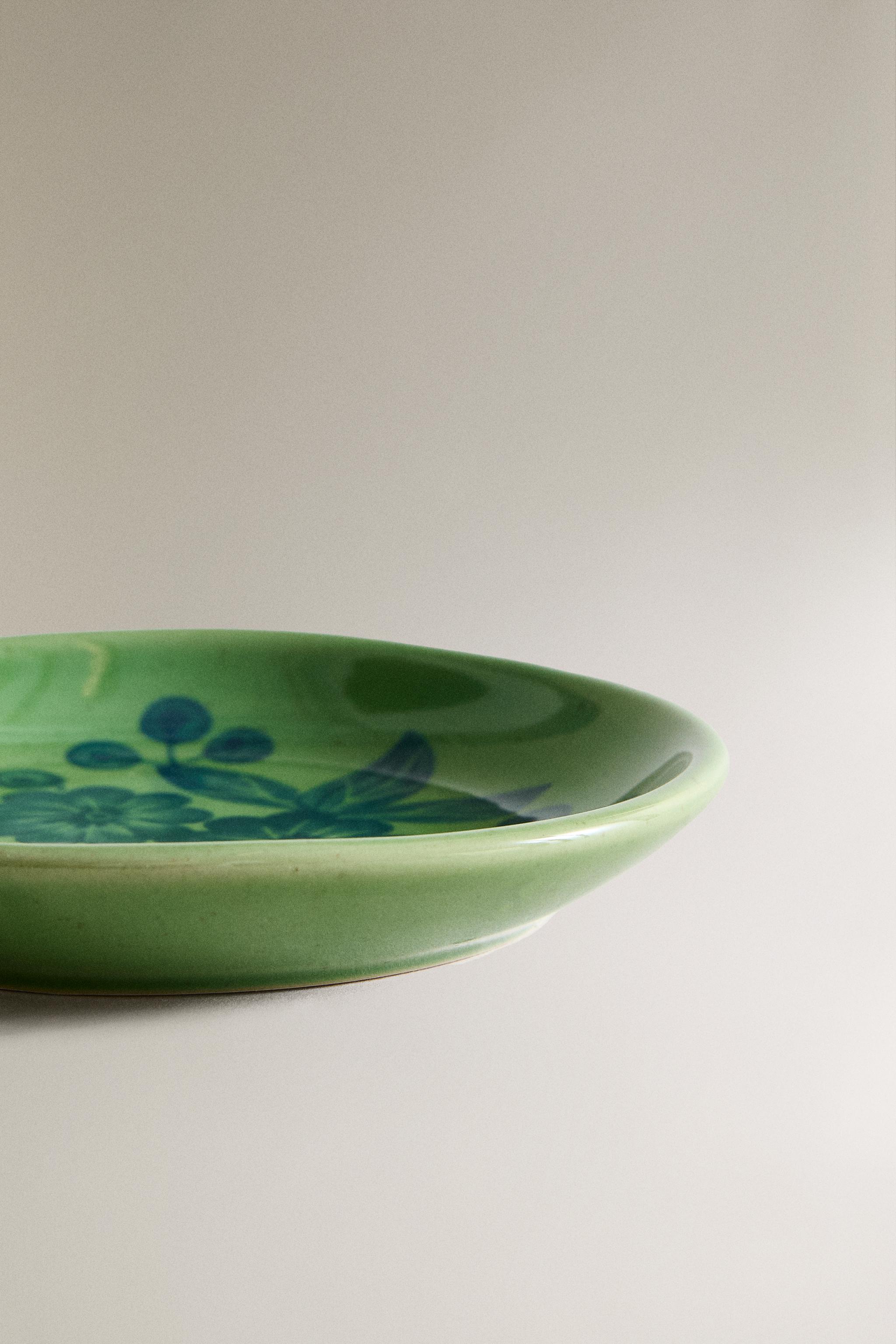 STONEWARE PLATE WITH FLORAL DESIGN