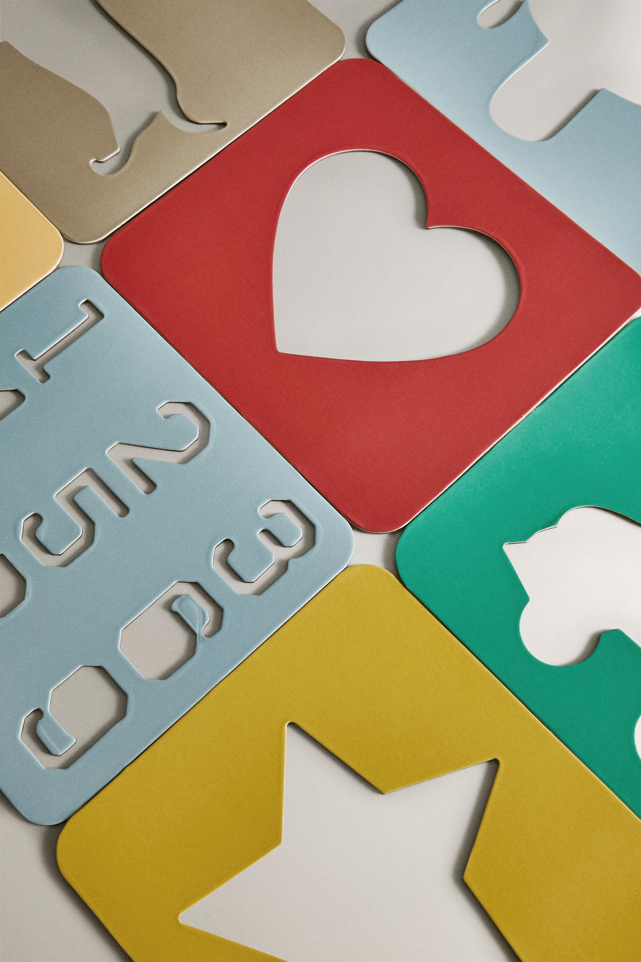 CHILDREN'S TOY MAGNETIC BOARD