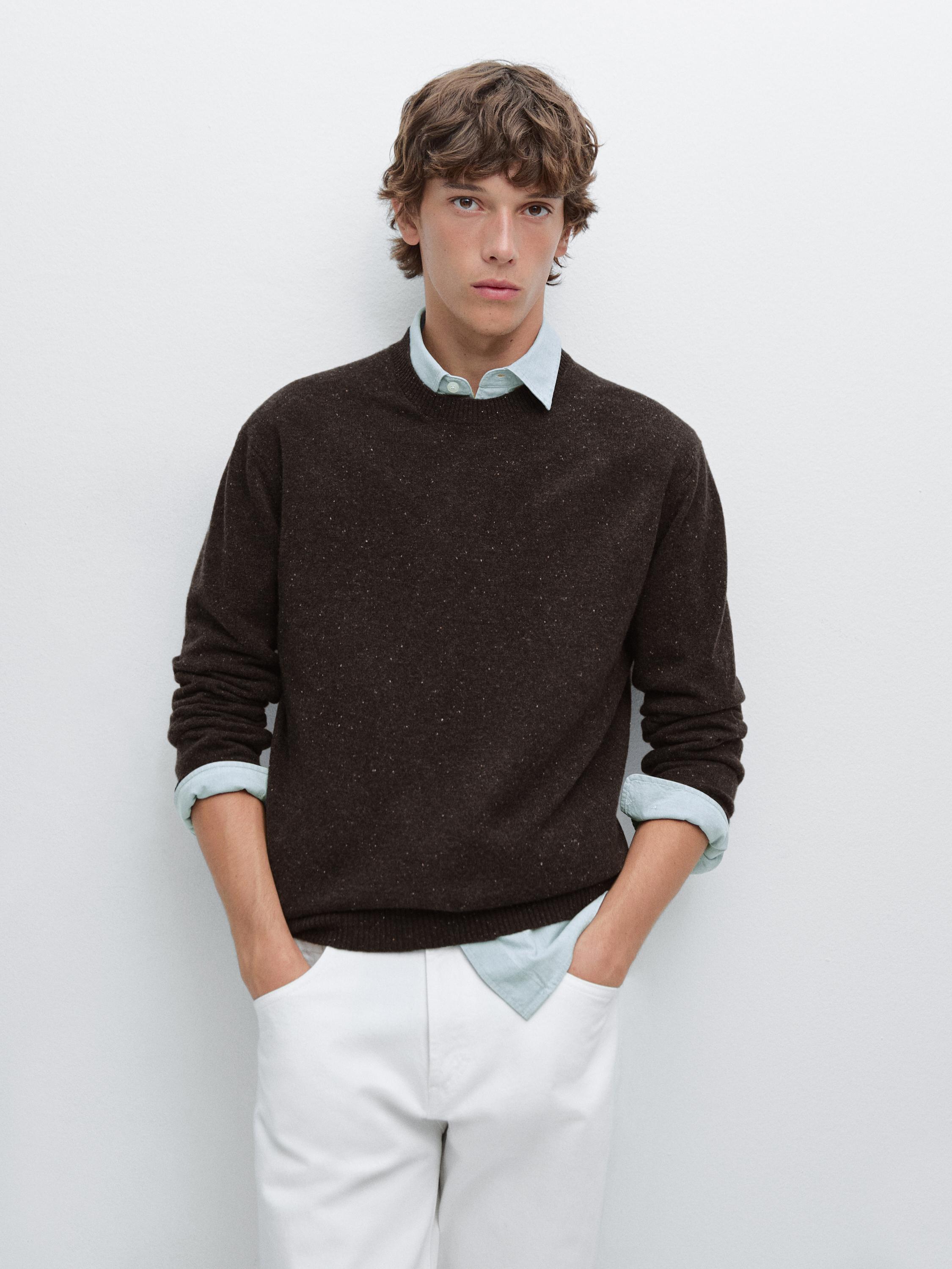 Round neck knit sweater with contrast detail