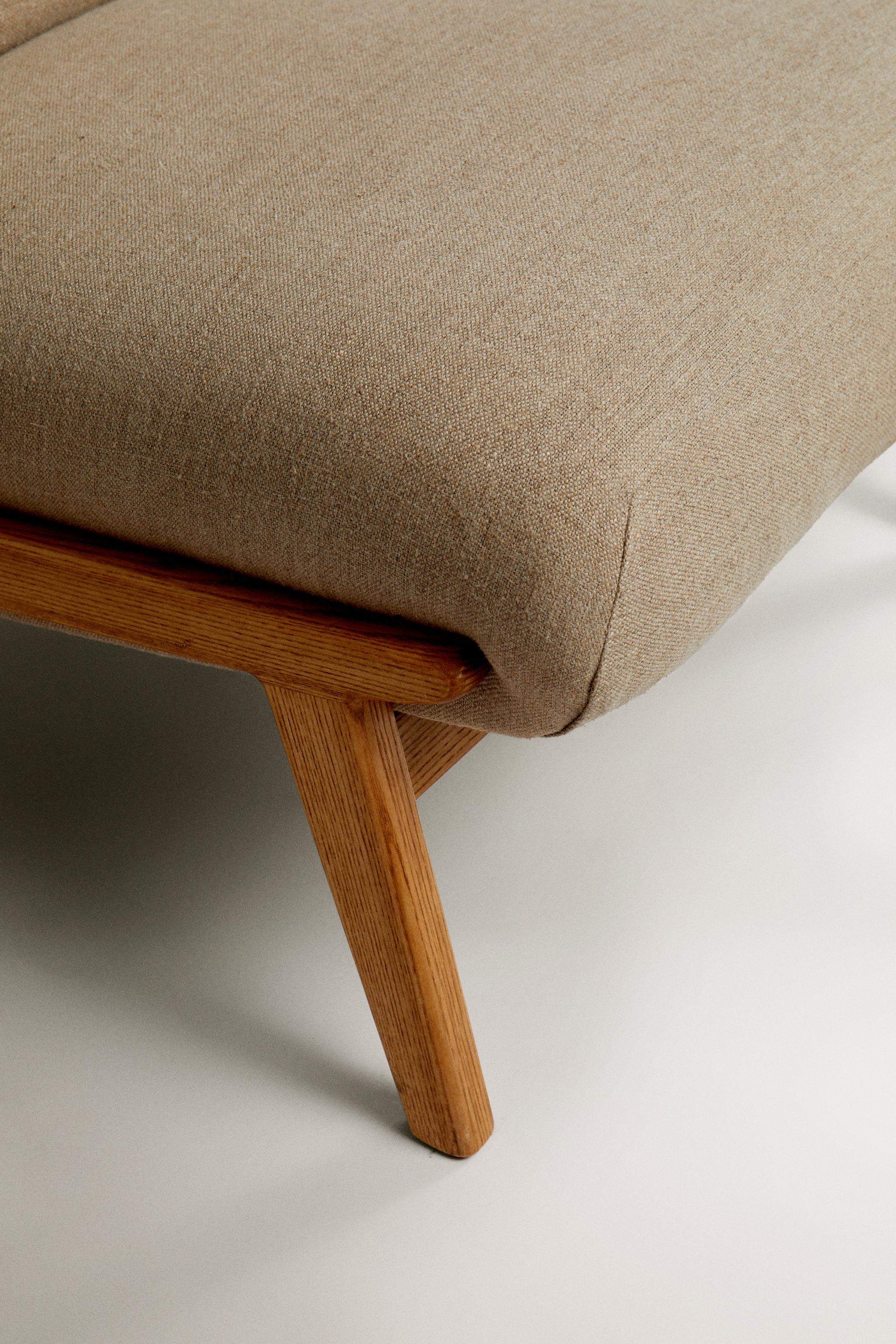 UPHOLSTERED LINEN ACCENT CHAIR