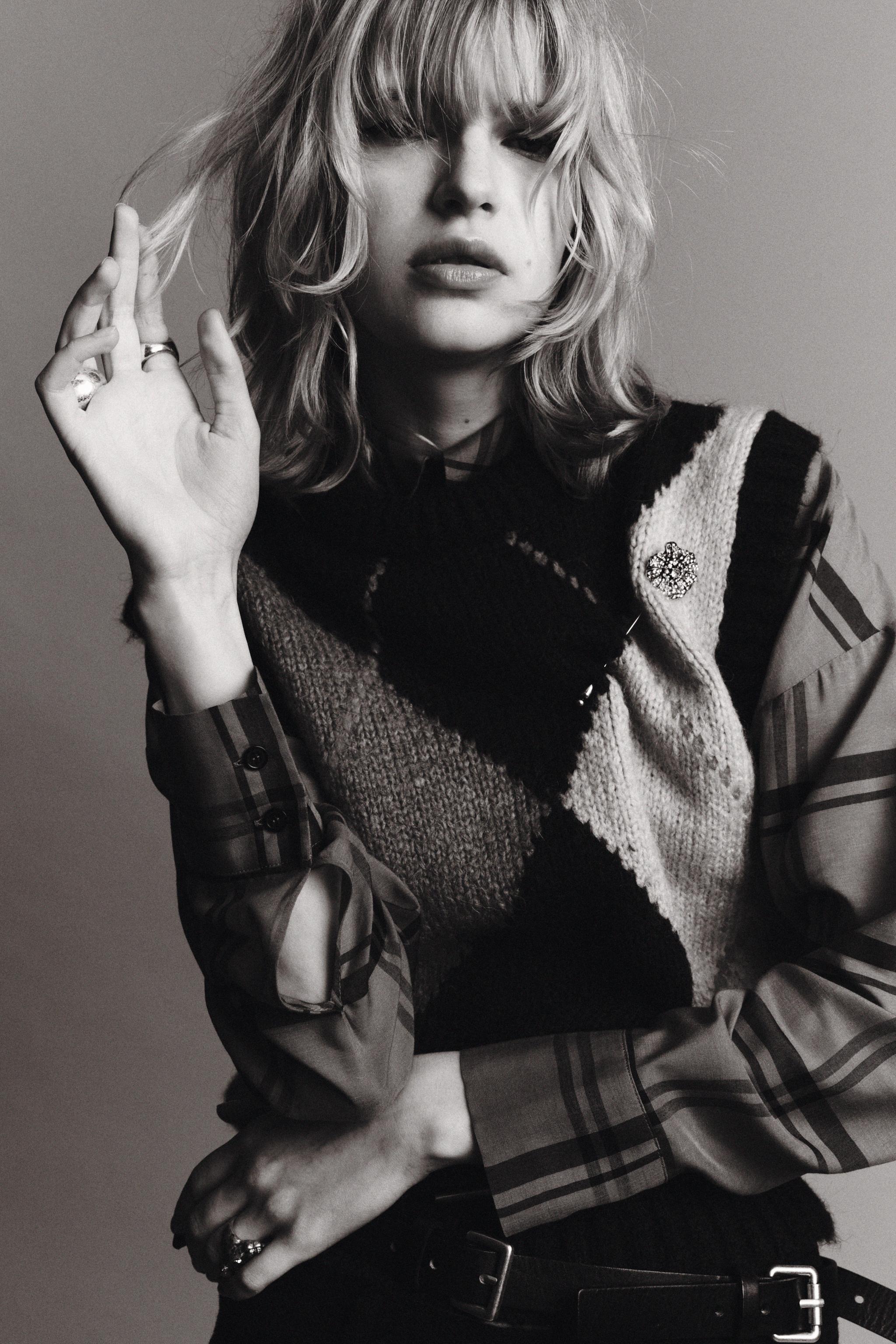 SPARKLY FLORAL PIN BROOCH