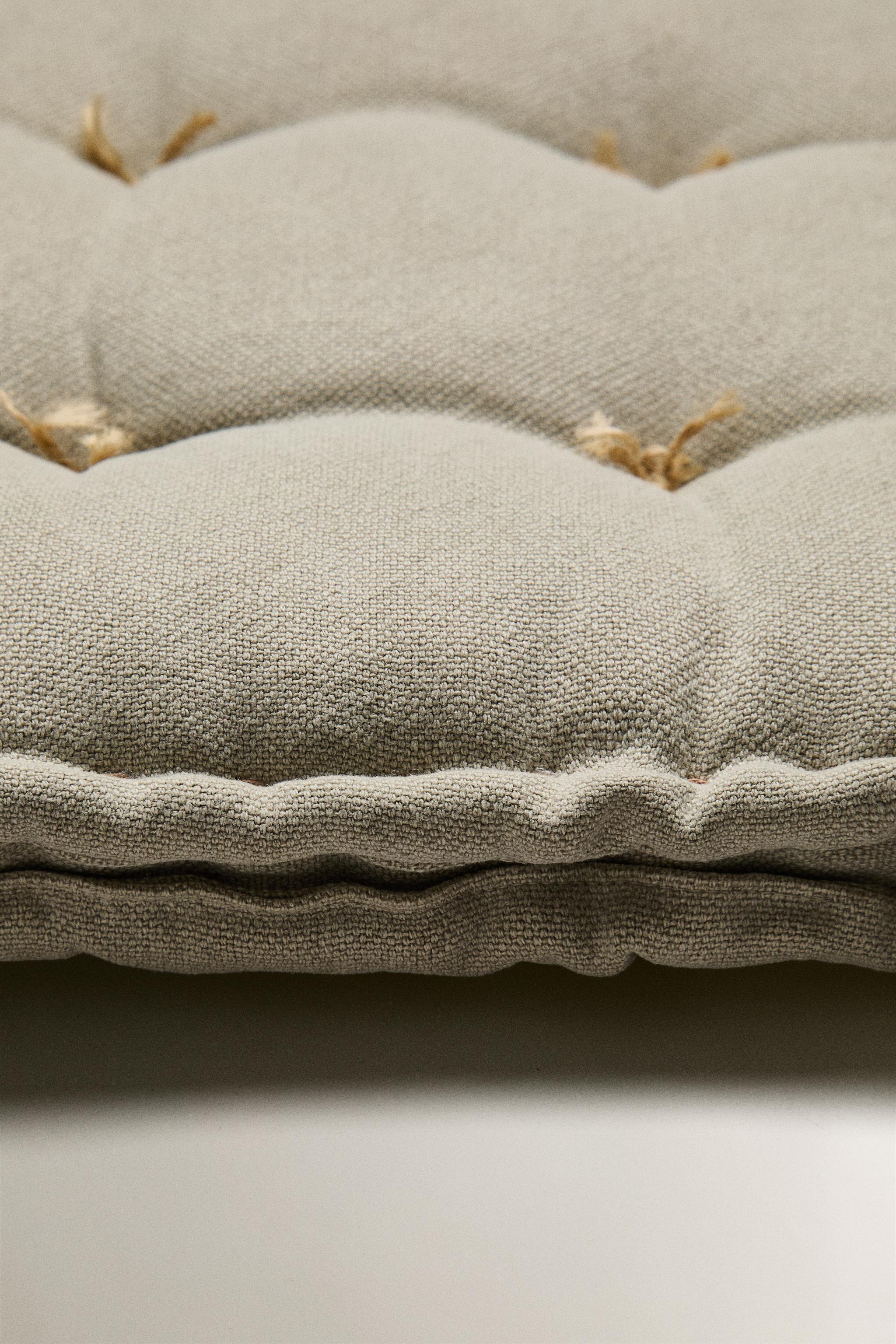 SEAT CUSHION WITH TOPSTITCHING