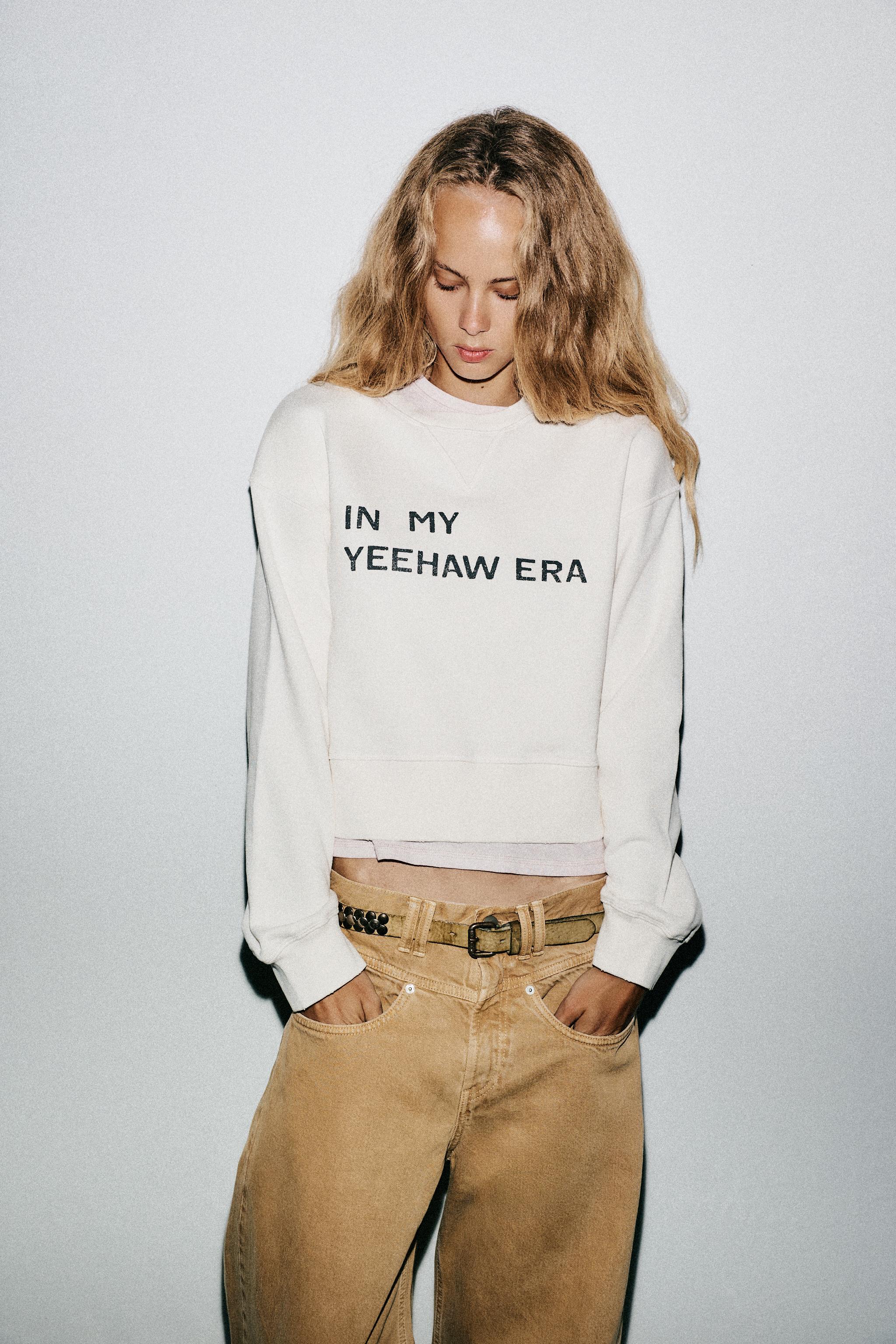 TEXT CROP SWEATSHIRT