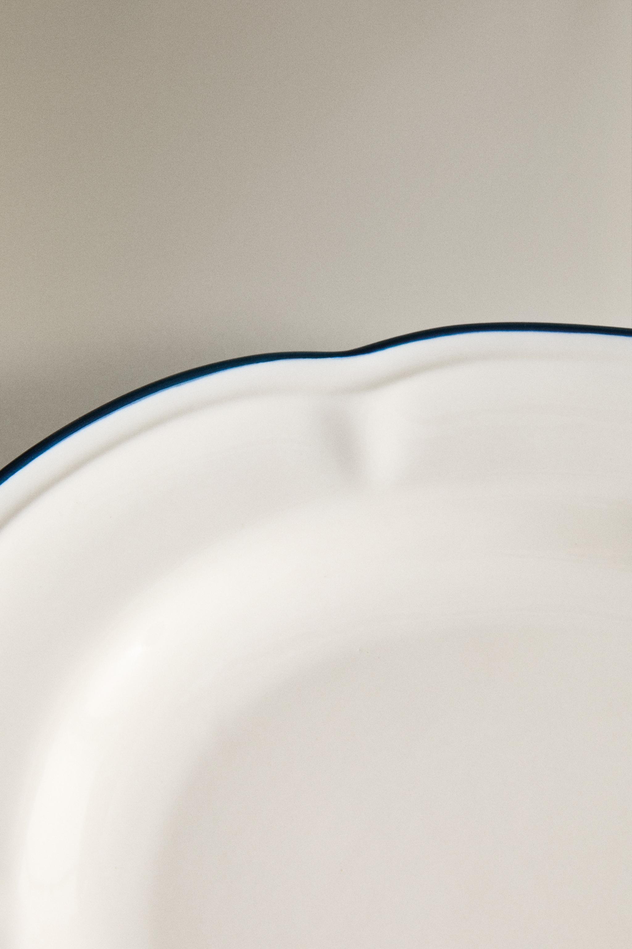 SERVING DISH WITH CONTRAST RIM