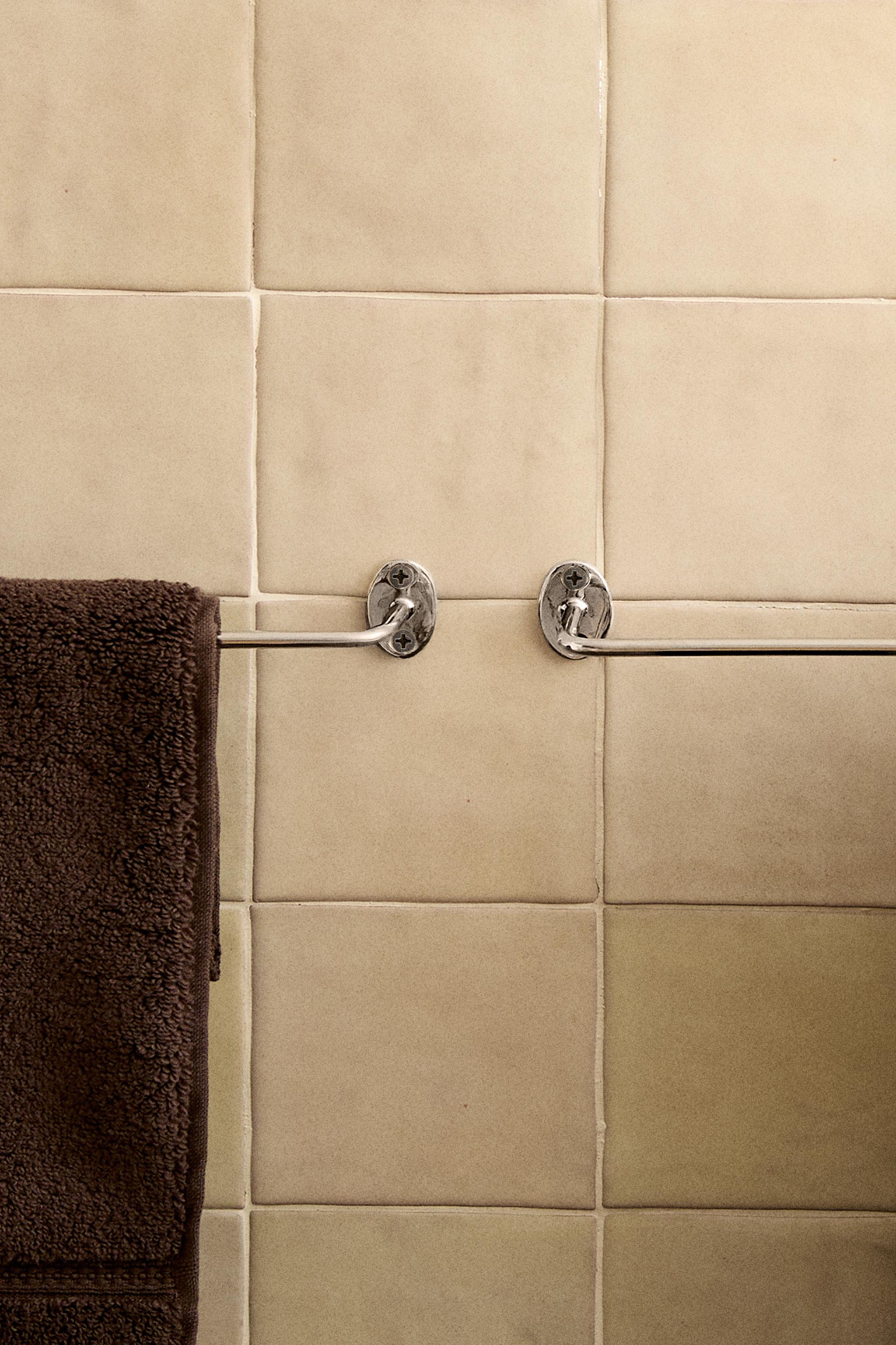 SILVER METAL TOWEL RACK