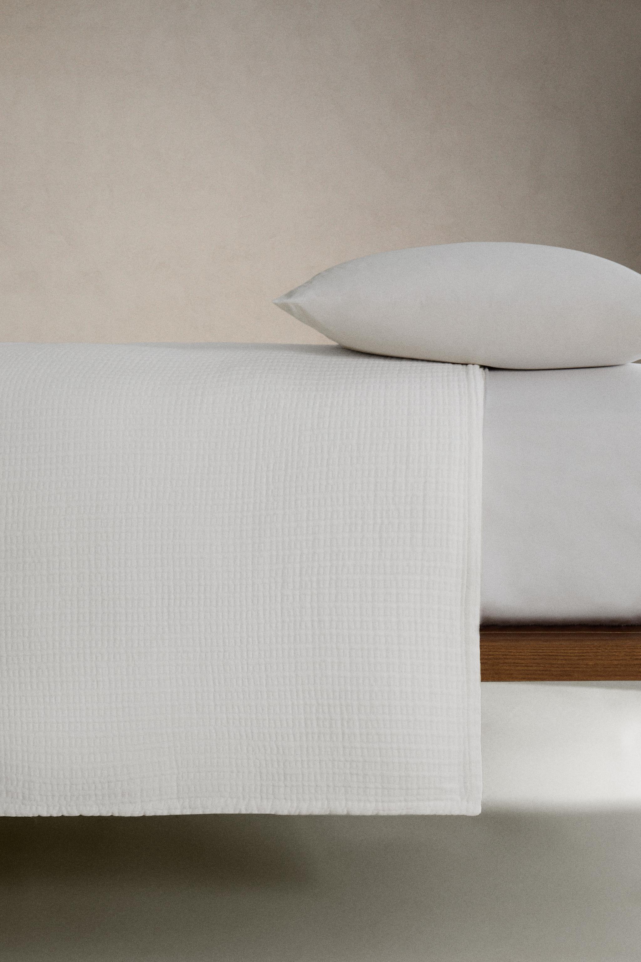 TEXTURED MUSLIN BEDSPREAD