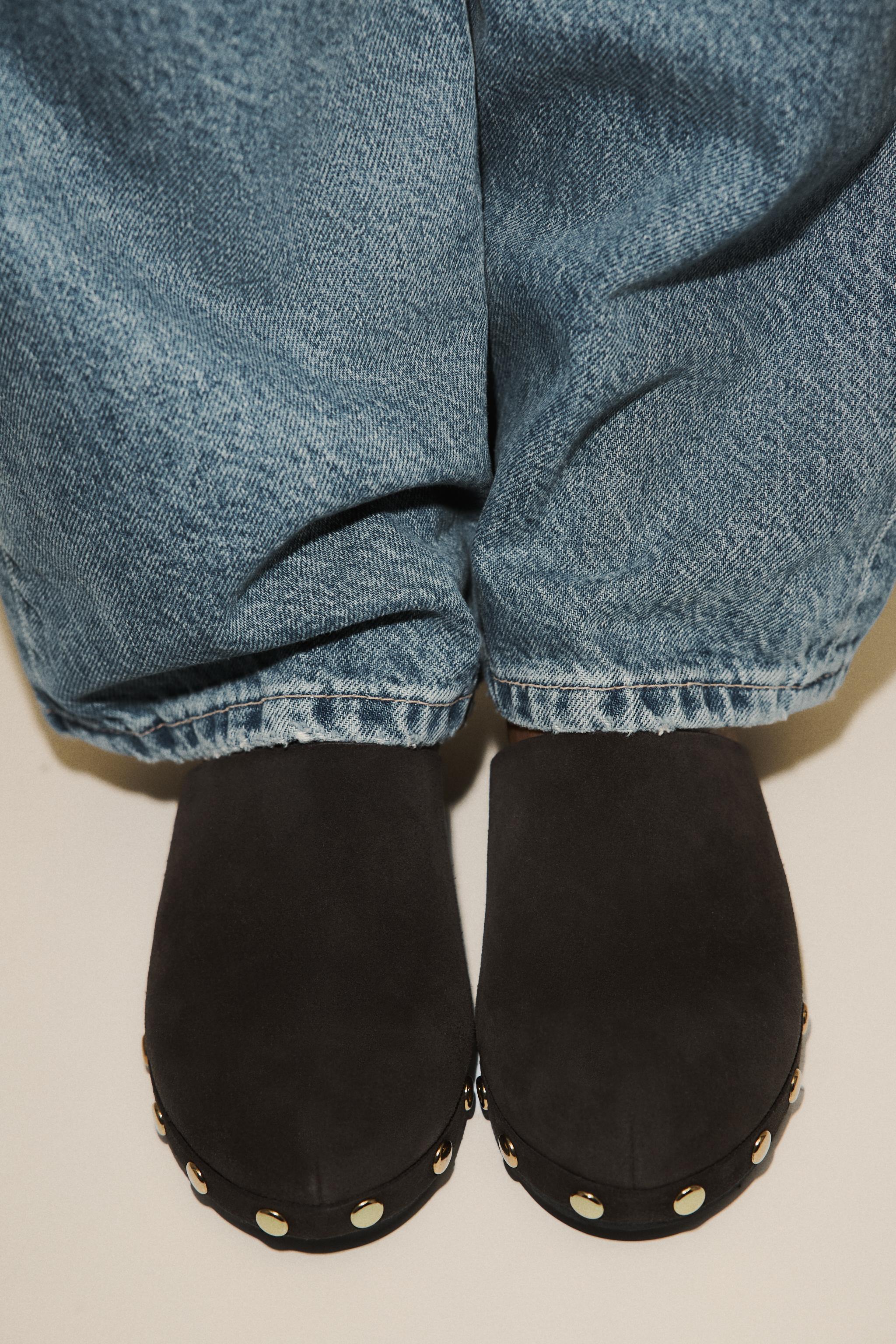 SPLIT LEATHER STUDDED KITTEN CLOGS