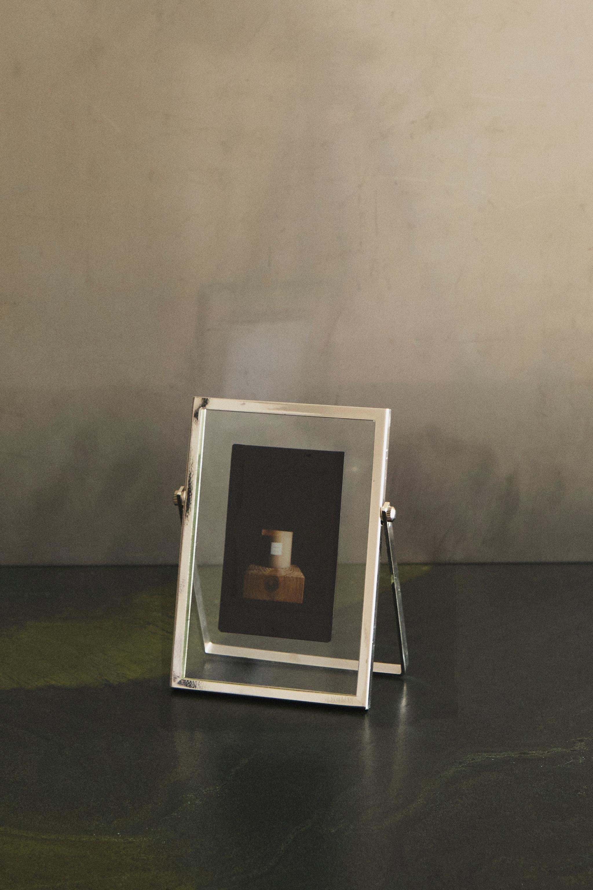 PICTURE FRAME WITH STAND