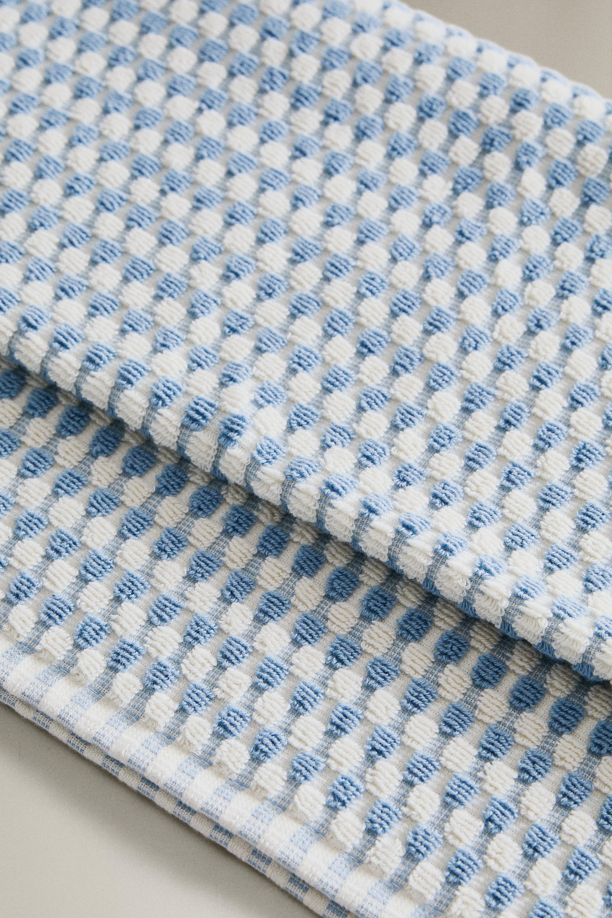 TEXTURED COTTON BATH TOWEL