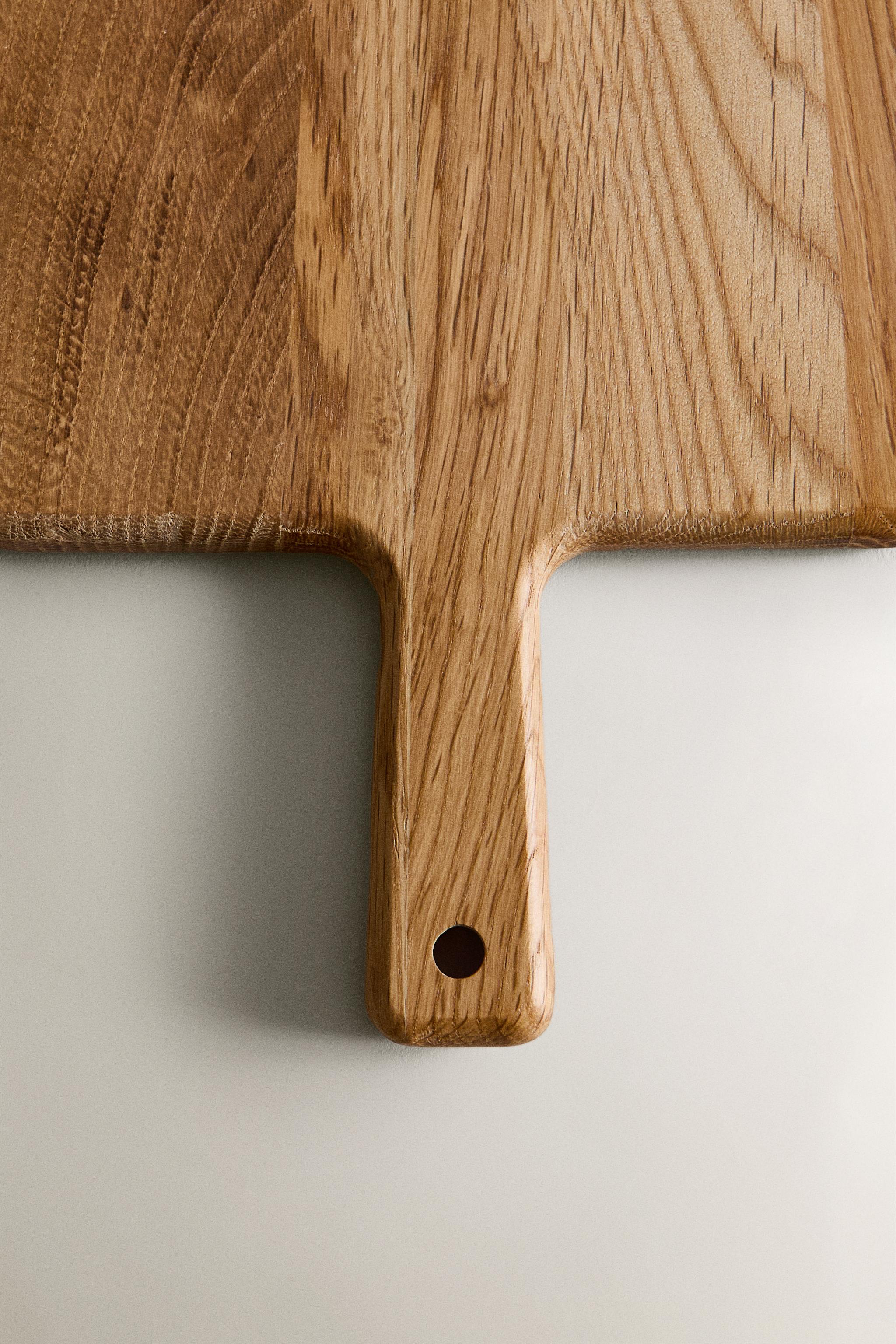 WOODEN CUTTING BOARD