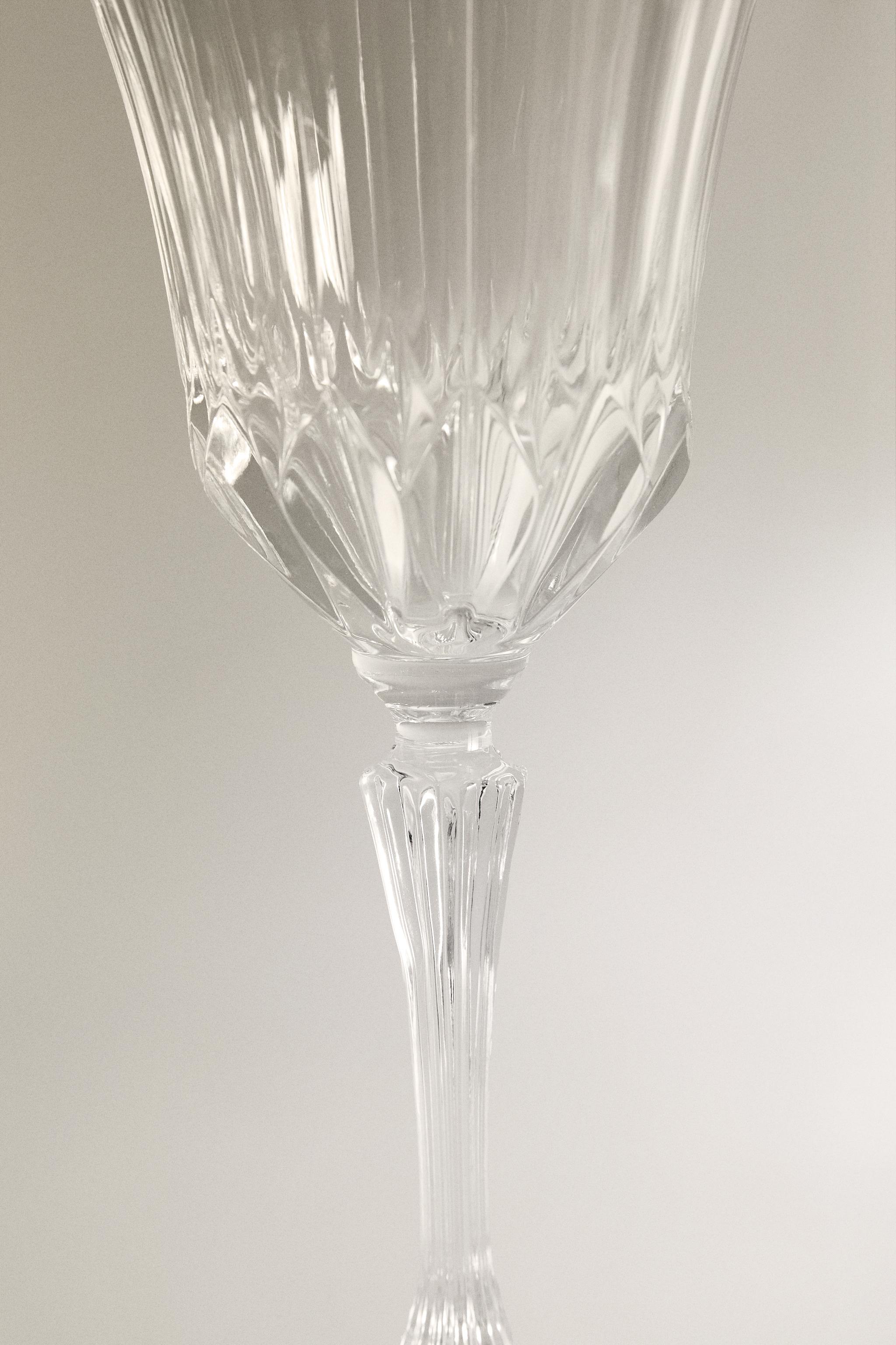 ENGRAVED-EFFECT CRYSTALLINE WINE GLASS