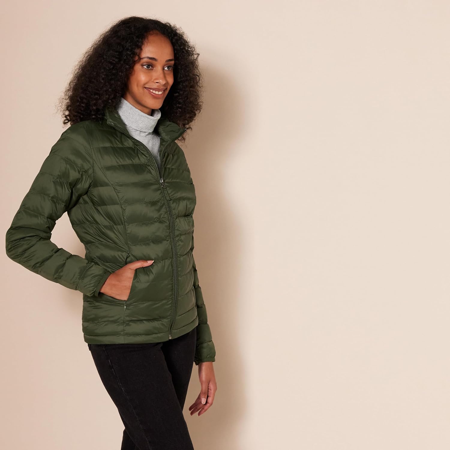 Amazon Essentials Women's Lightweight Long-Sleeve Water-Resistant Packable Puffer Jacket (Available in Plus Size)