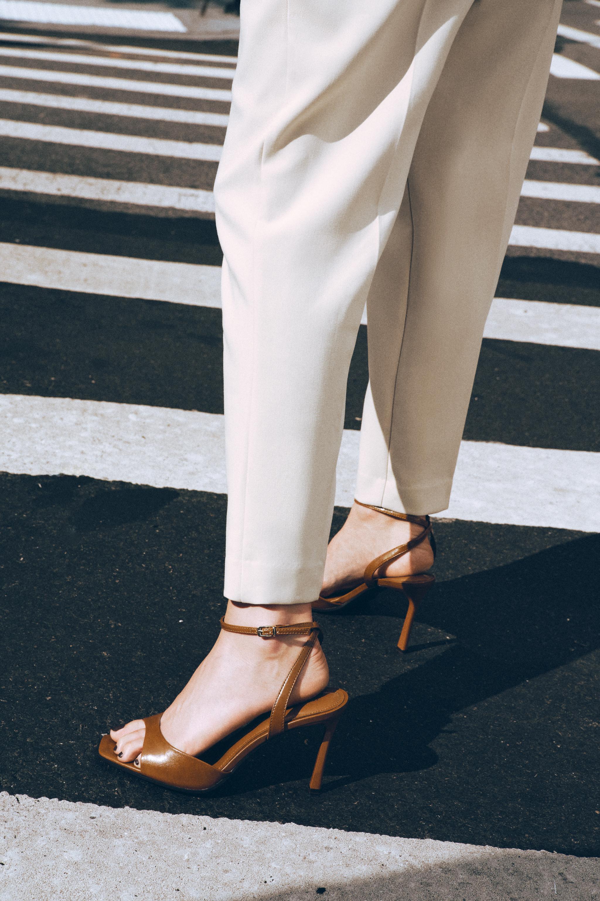 PATENT EFFECT HEELED SANDALS